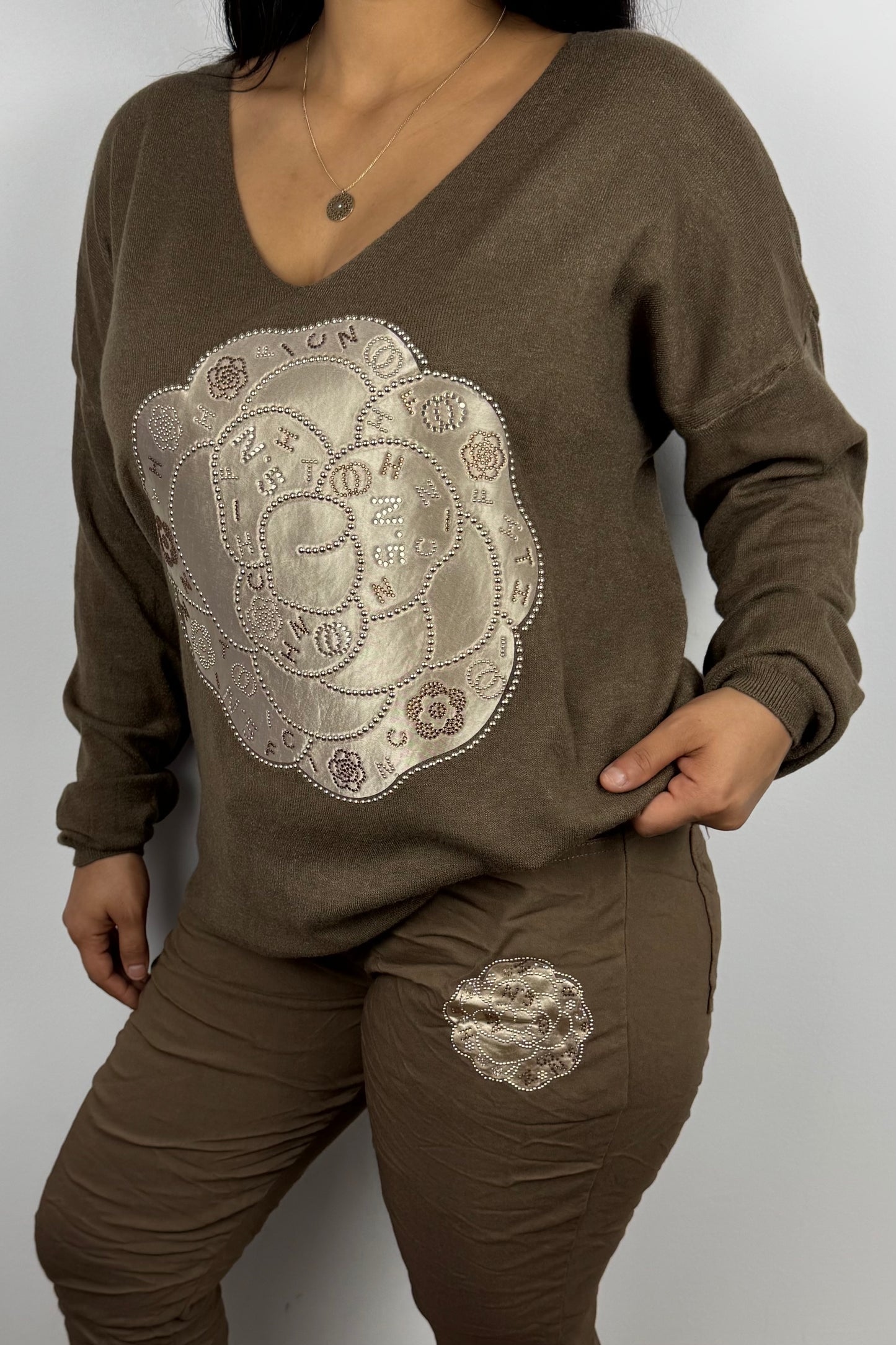 Feinstrick-Shirt mit floraler Applikation und Strassdetails