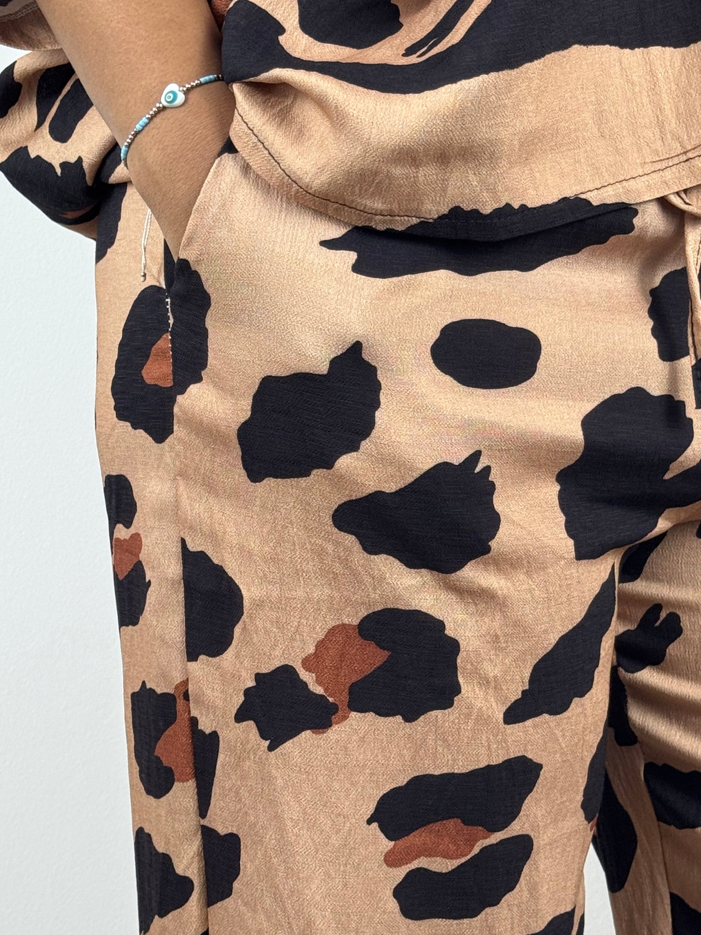 Hose mit Leopardenmuster – weiter Bein-Schnitt, bequem