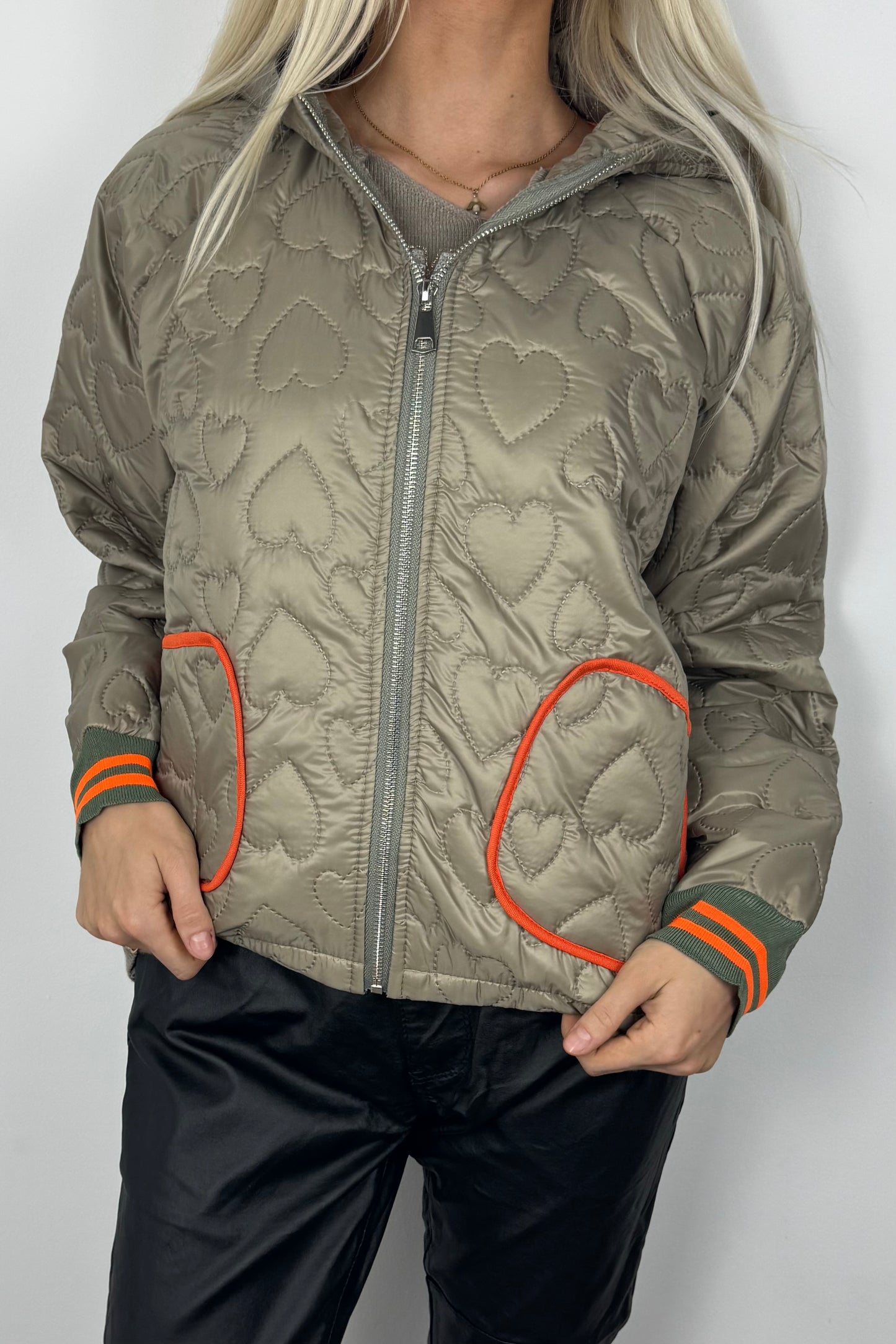 Leichte Steppjacke mit Herzmuster und Kapuze-Olive