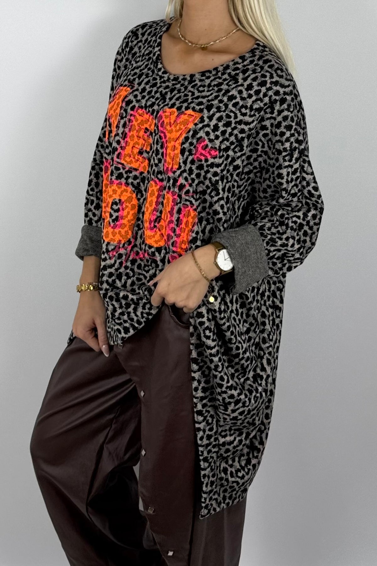 Damen Oversize Shirt „HEY YOU“ mit Leo-Print –Schwarz