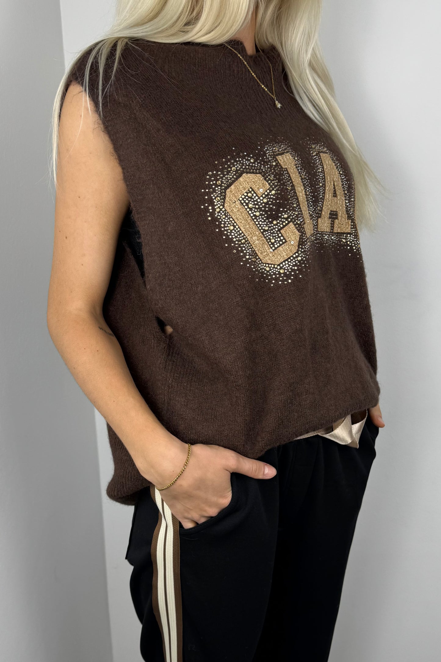 Pullover mit Strass-Schriftzug „CIAO“ –Choco