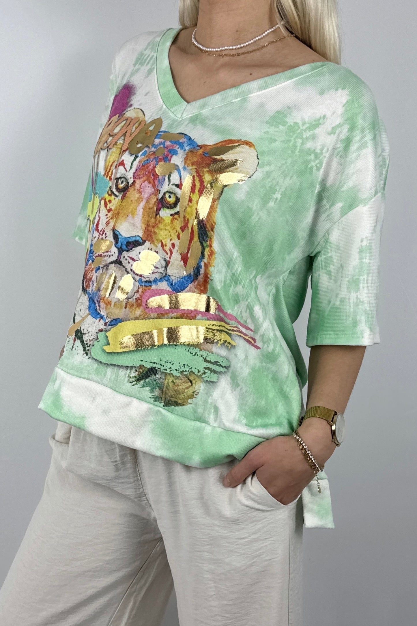 Oversize Damen Shirt mit Tiger Print und V Ausschnitt-Mint