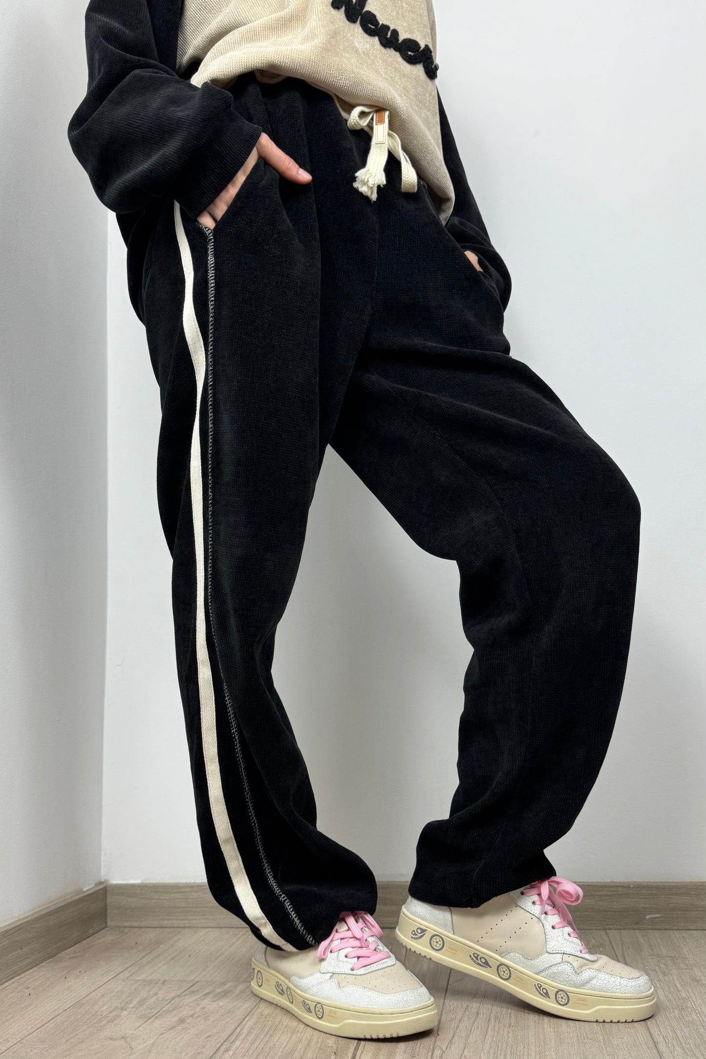 Bequeme Damenhose mit Seitendetails und Bindeband-Schwarz