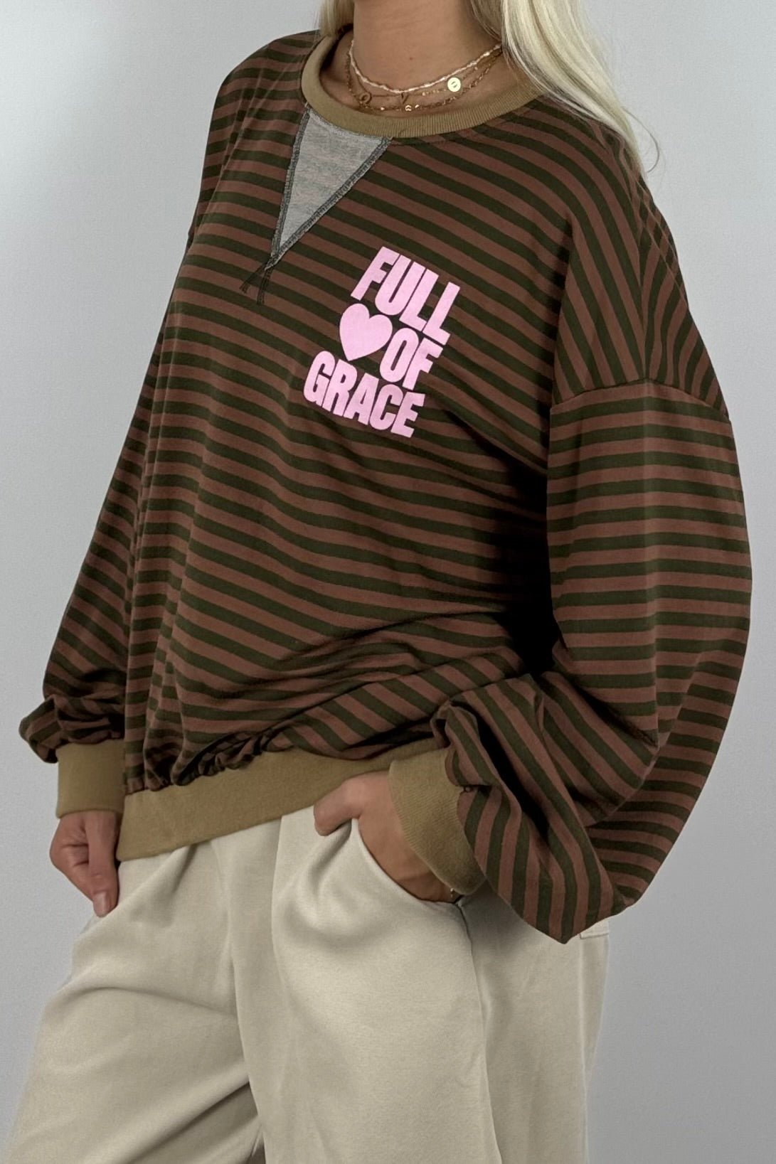 Oversize Streifen-Shirt mit „Full of Grace“-Khaki