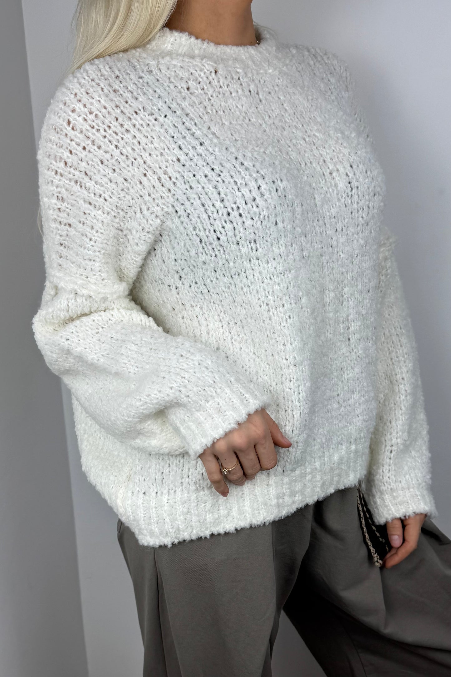 Kuscheliger Grobstrickpullover mit Stehkragen-Weiß