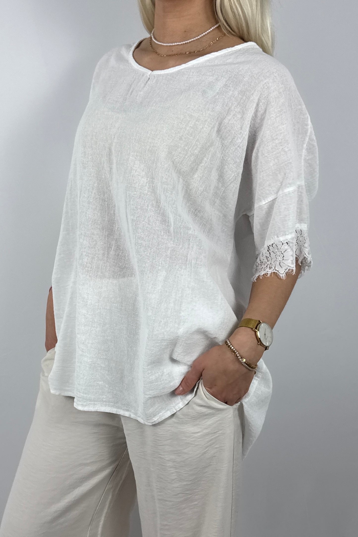 Oversize Damen Shirt mit Spitzen Details und V Ausschnitt-Weiß