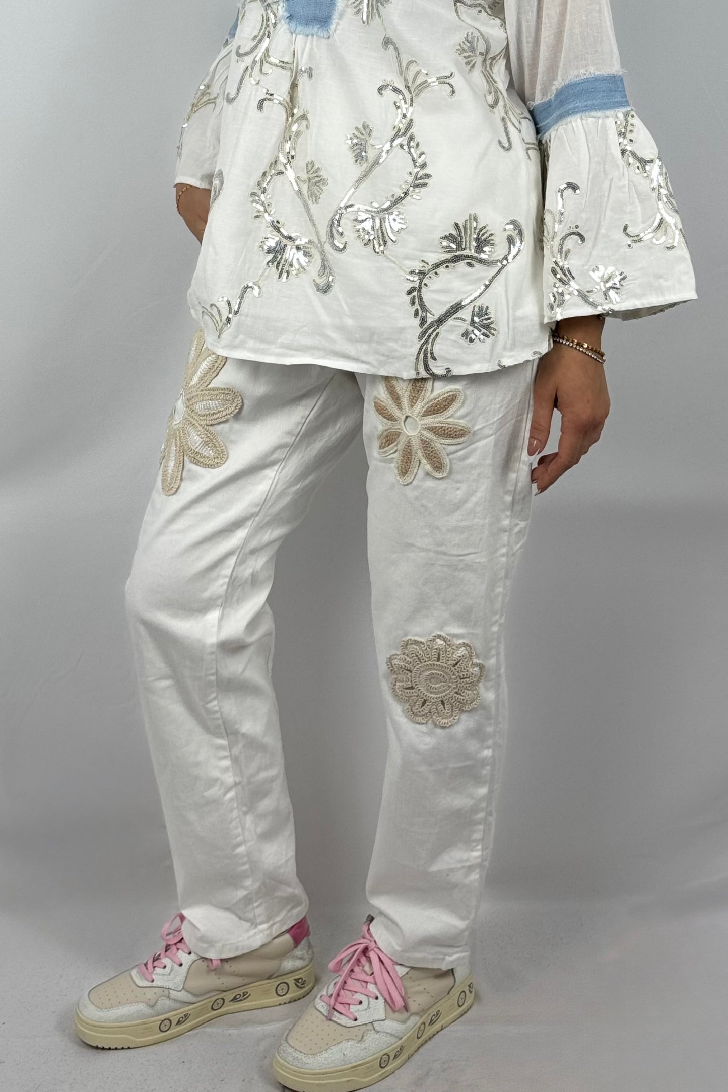Jeans mit Blumen-Applikationen im Used-Look-Weiß