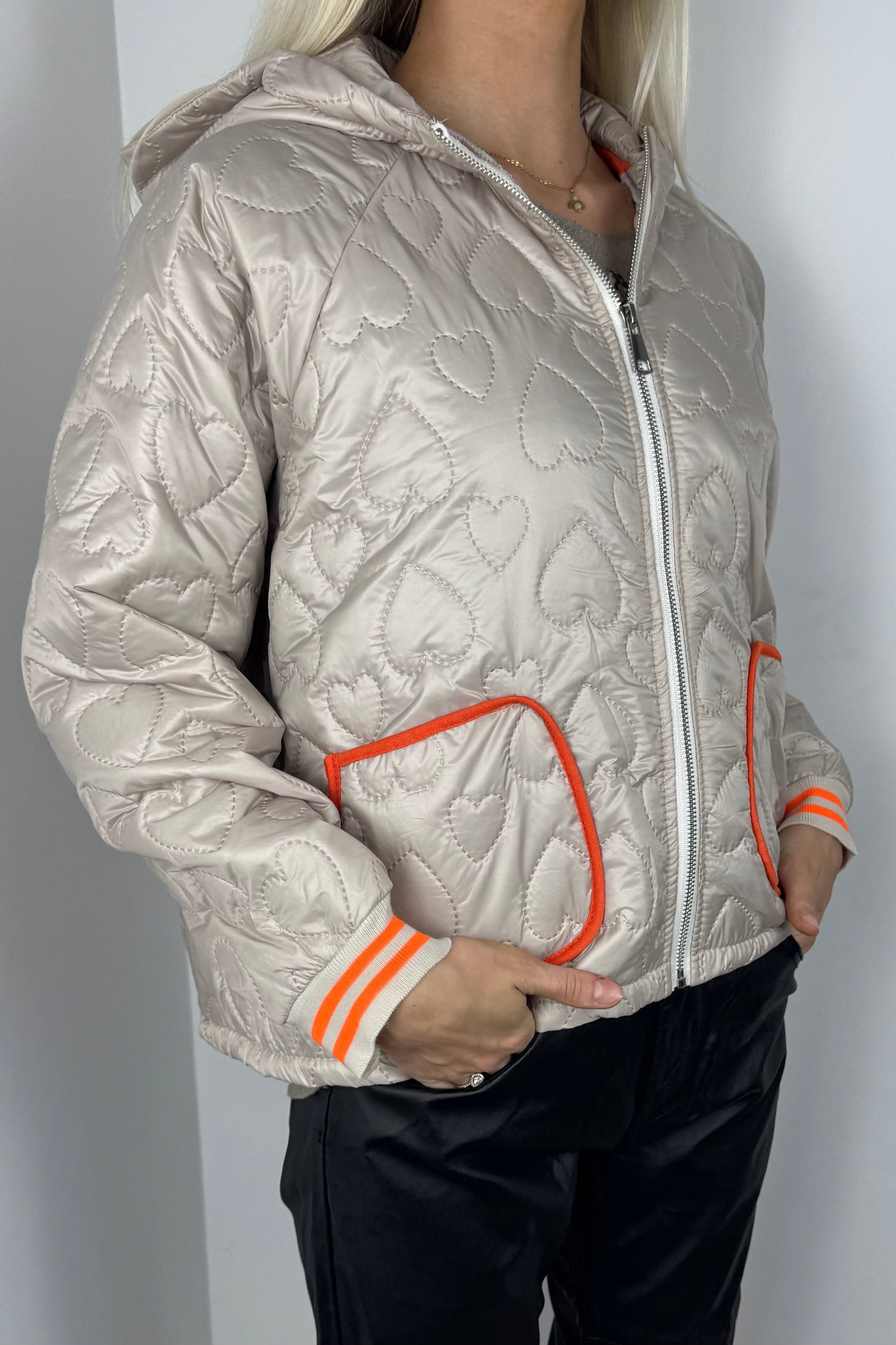 Leichte Steppjacke mit Herzmuster und Kapuze-Beige