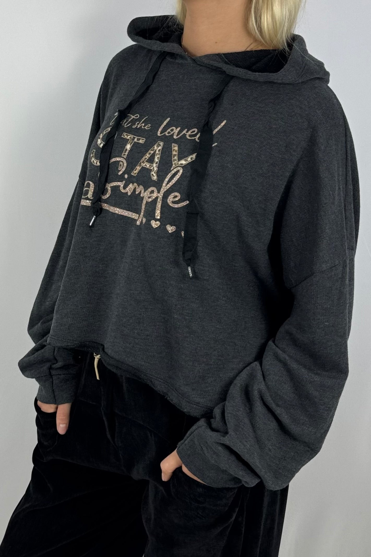 Damen Hoodie – Cropped mit Statement-Print-Schwarz