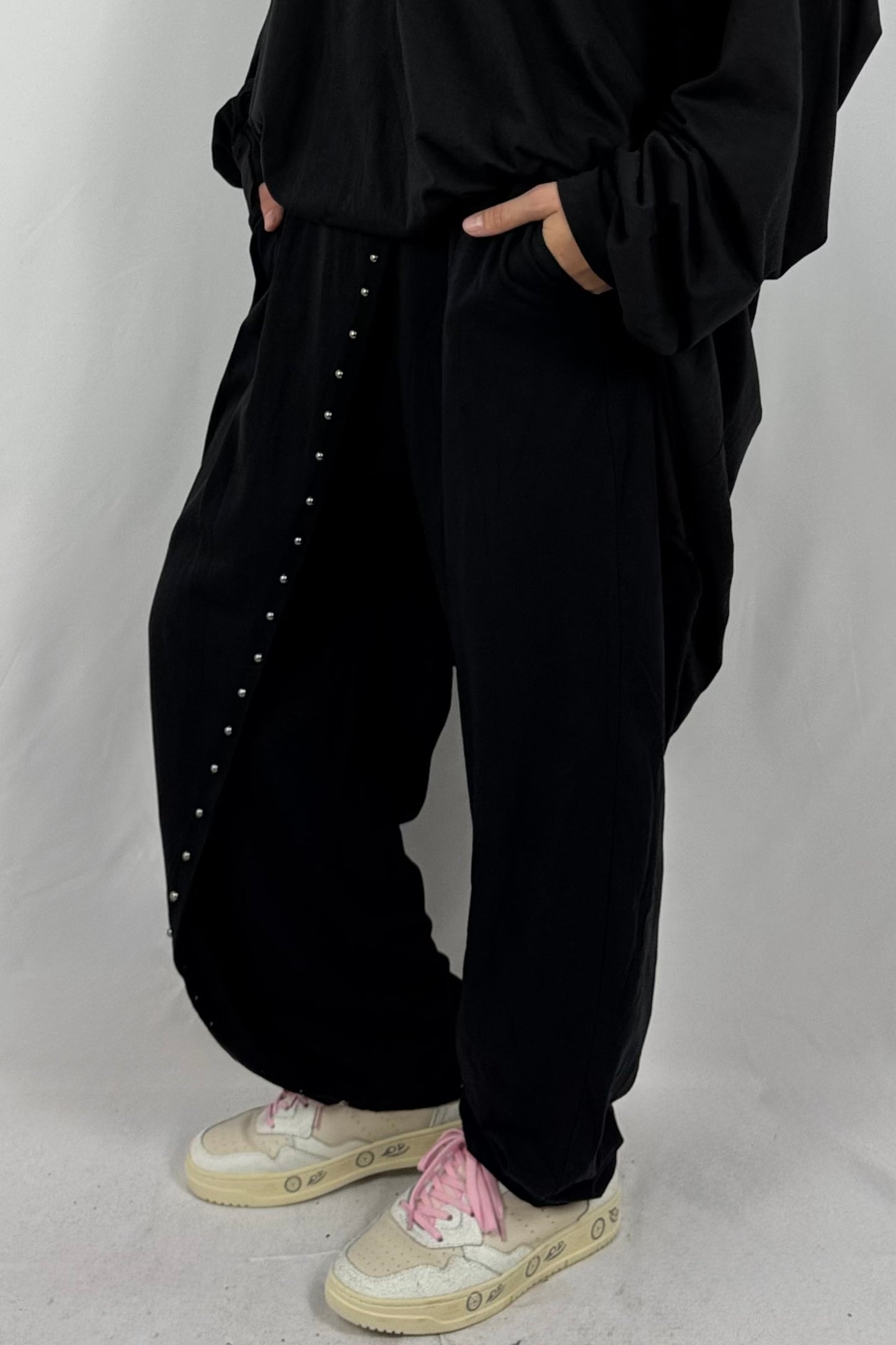 Bequeme Oversize-Hose mit Nieten-Detail-Schwarz