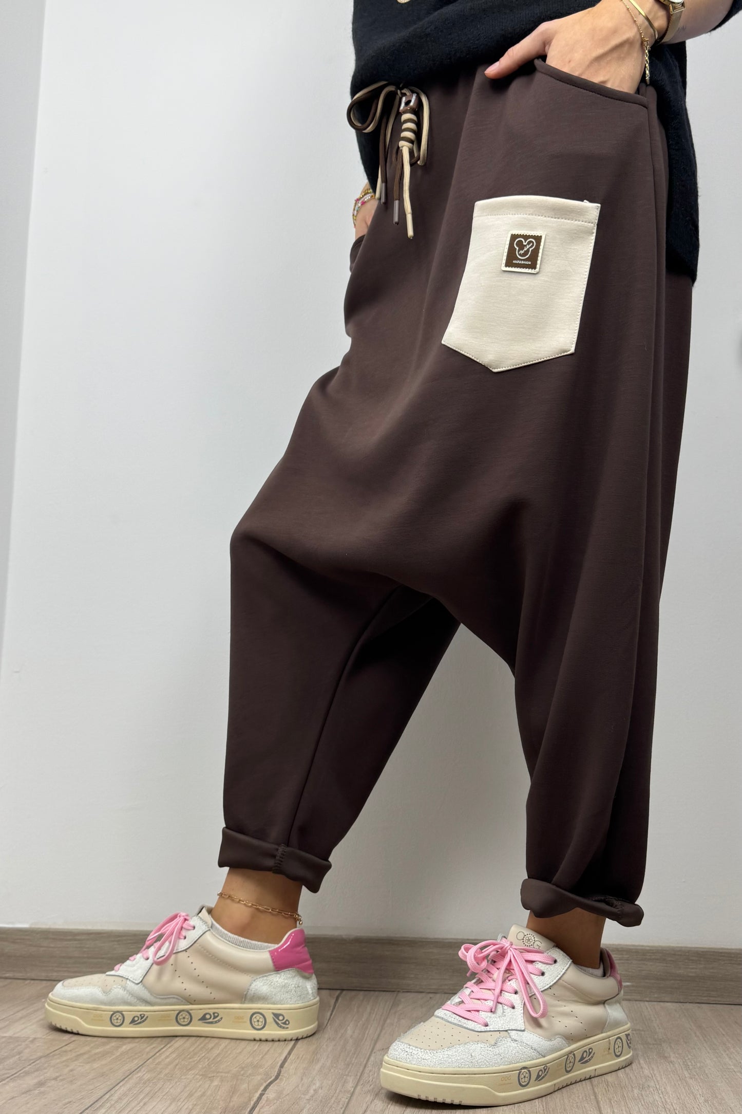 Casual Harem-Hose mit Kontrasttasche – Chocolate