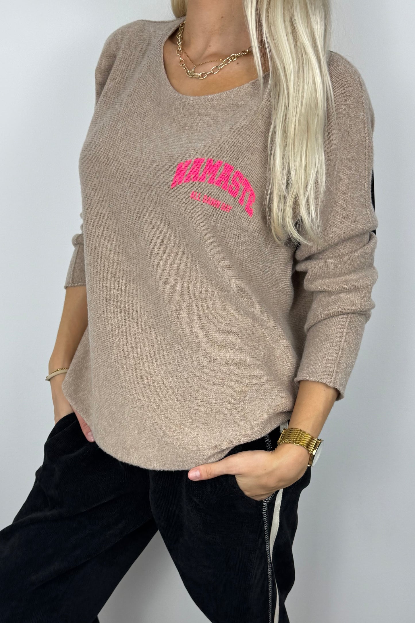 Damen Pullover mit „Namaste“-Print-Cammel