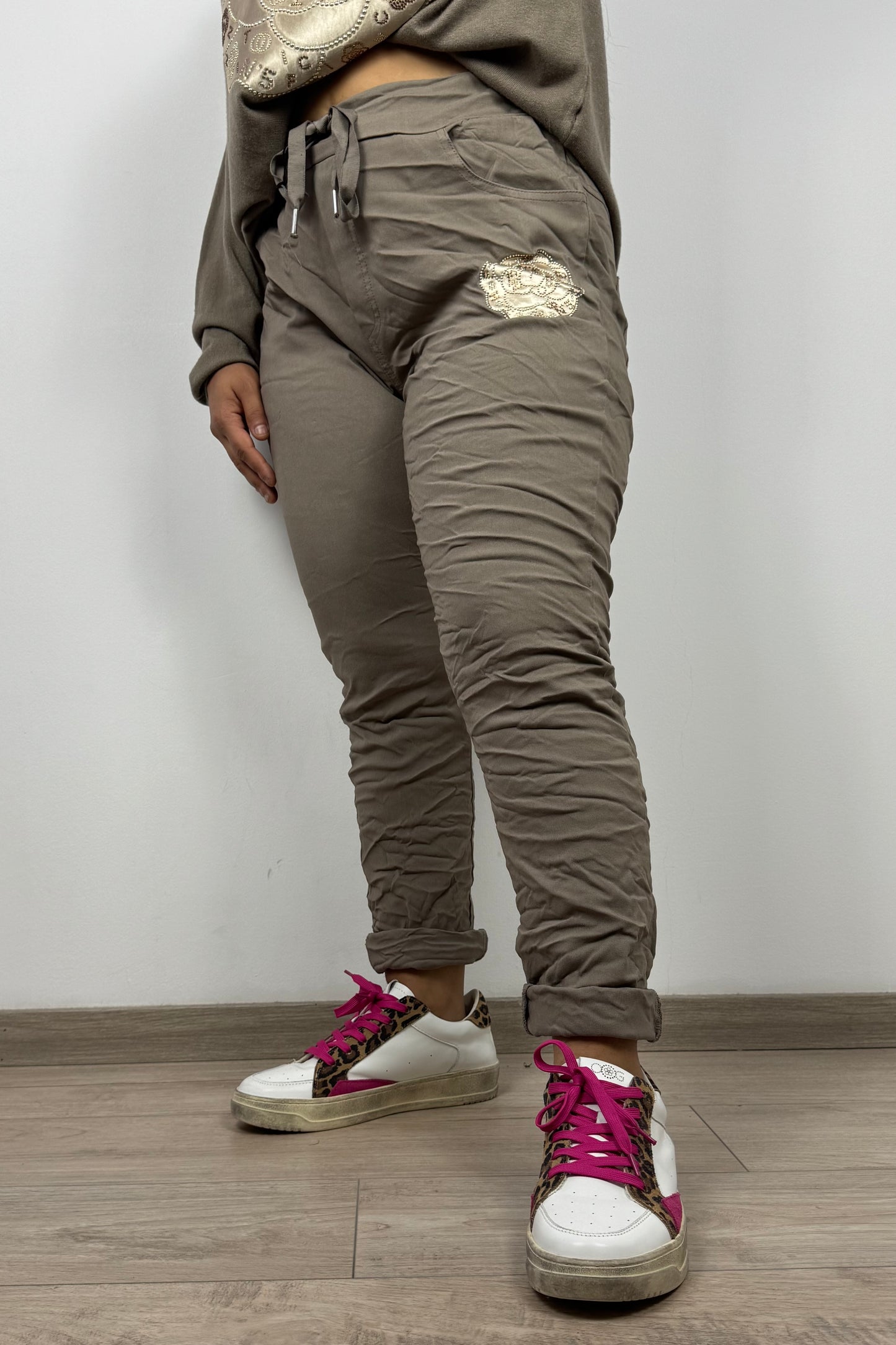 Stretchhose mit floralen Stickereien und Strass – braun