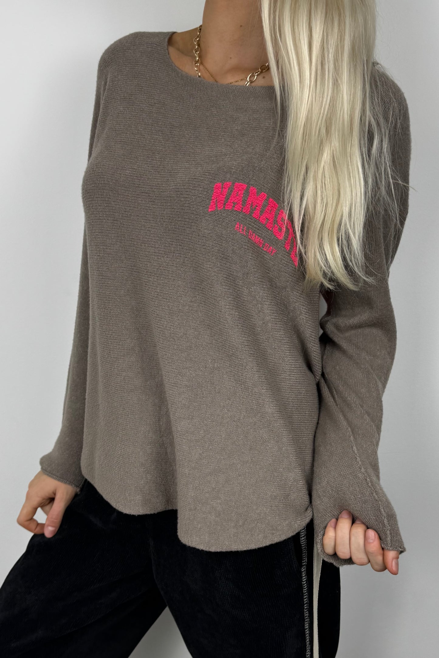 Damen Pullover mit „Namaste“-Print-Braun