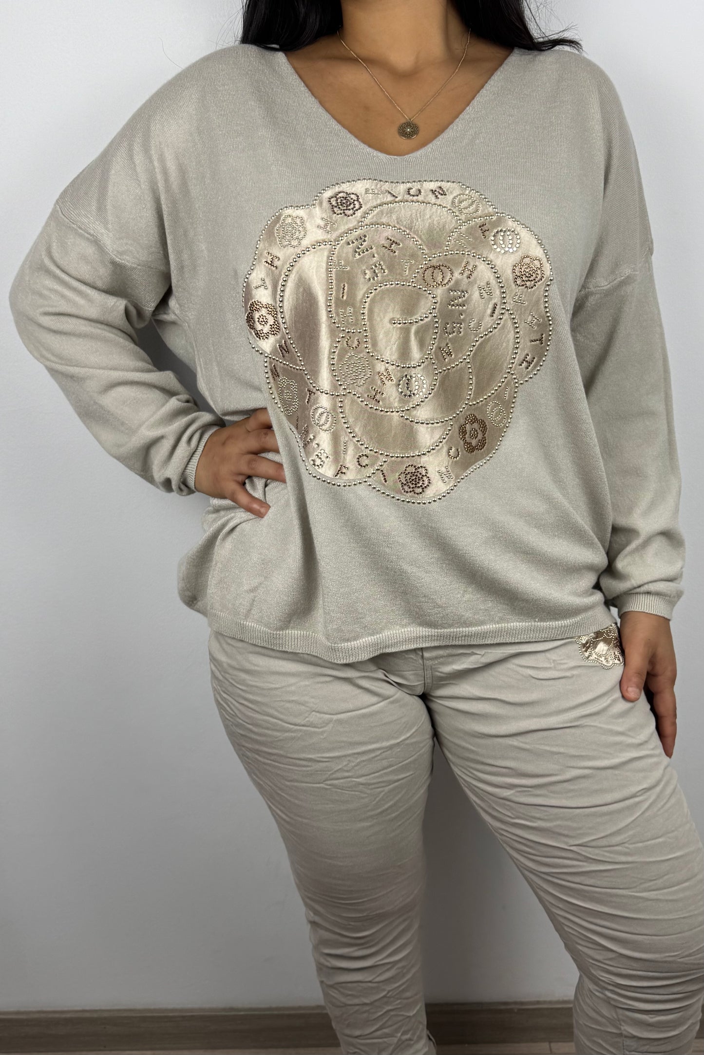 Feinstrick-Shirt mit floraler Applikation und Strassdetails