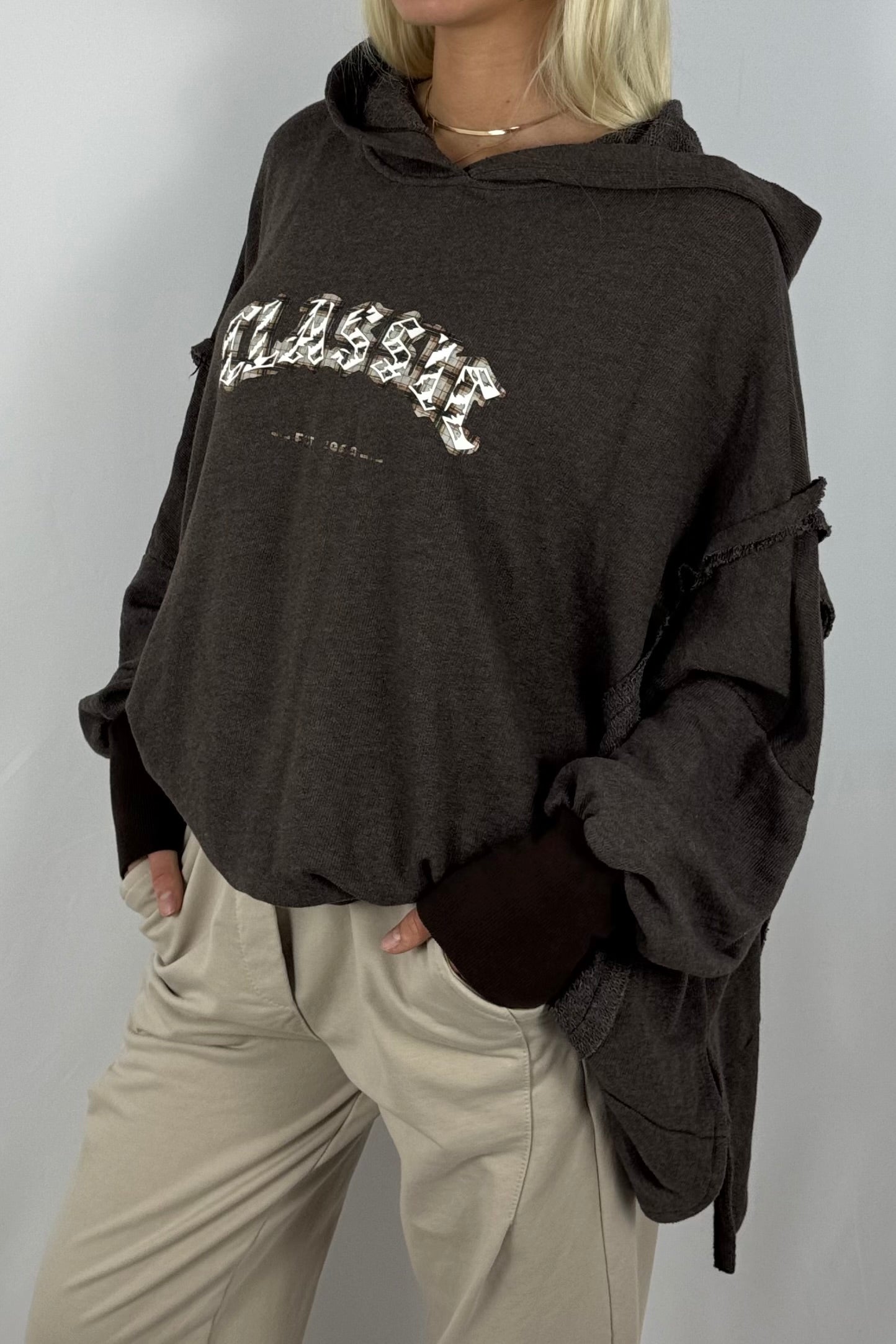 Damen Oversize Hoodie – Classic Print-Schoko
