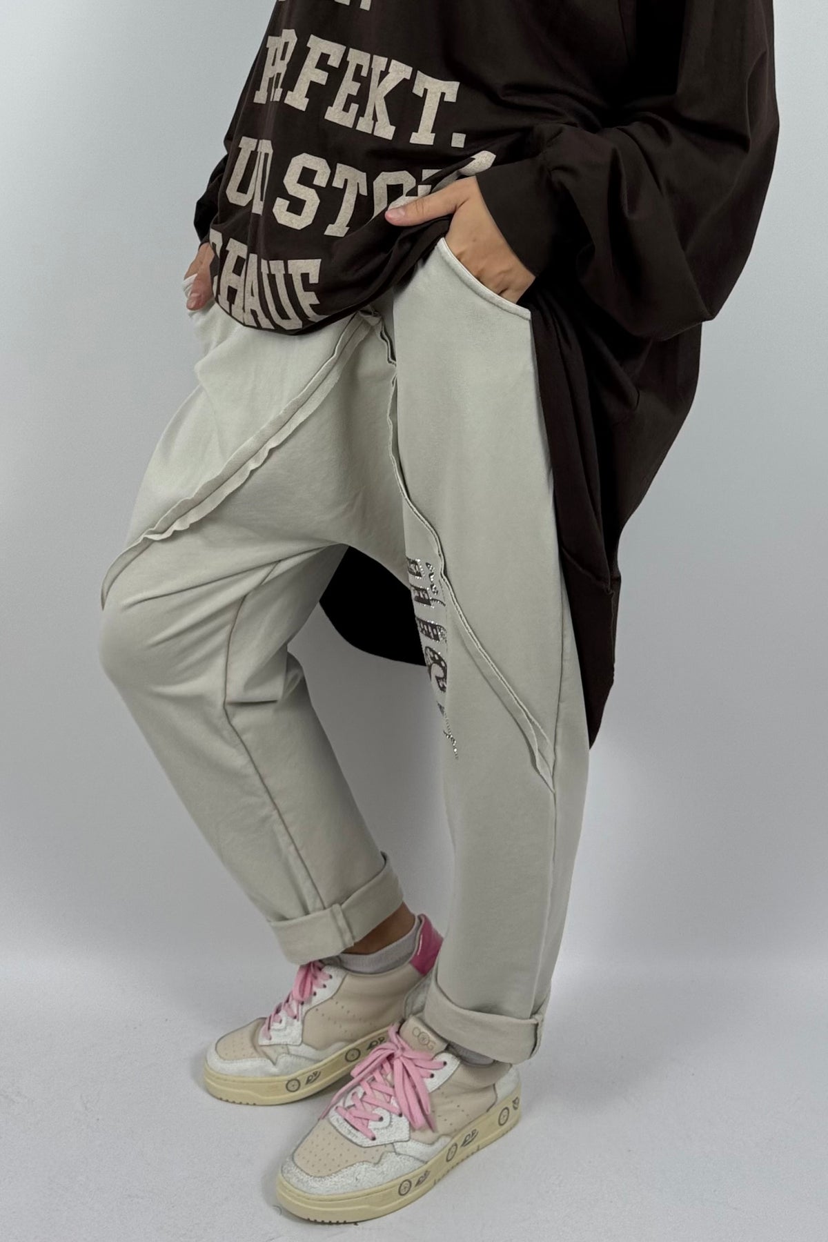 Lässige Baggy-Hose mit „JUST“-Detail – Beige