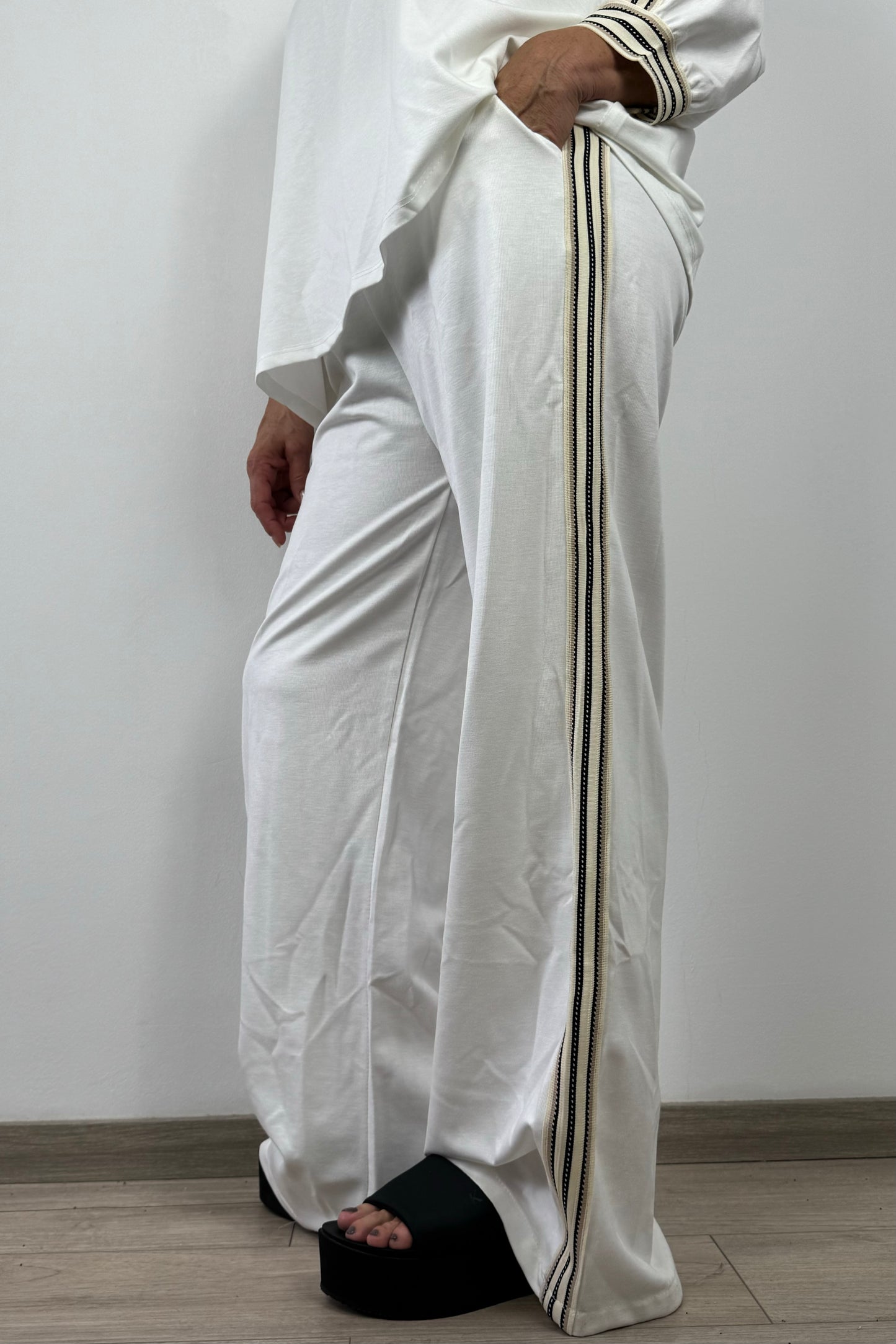 Damenhose mit weitem Schnitt – Seitenstreifen & elastischer Bund