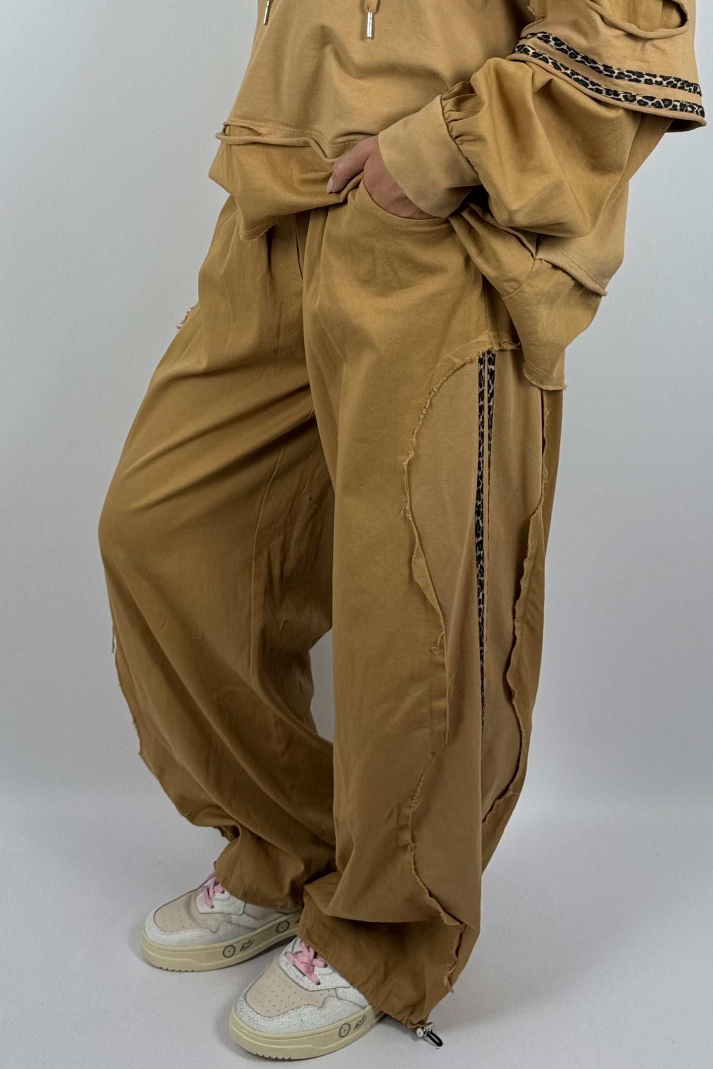 Baggy Hose mit Leo-Streifen-Kamel