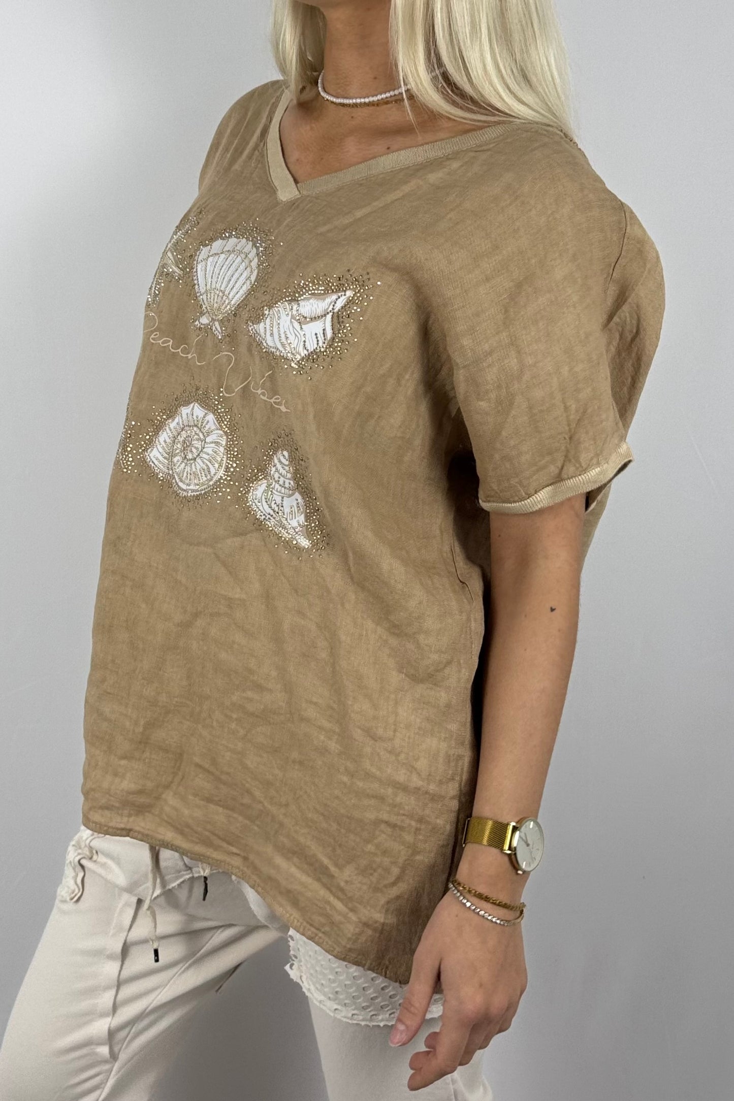 Leinen-Shirt „Beach Vibes“ mit Muschel-Motiv und Häkelrücken-Kamel