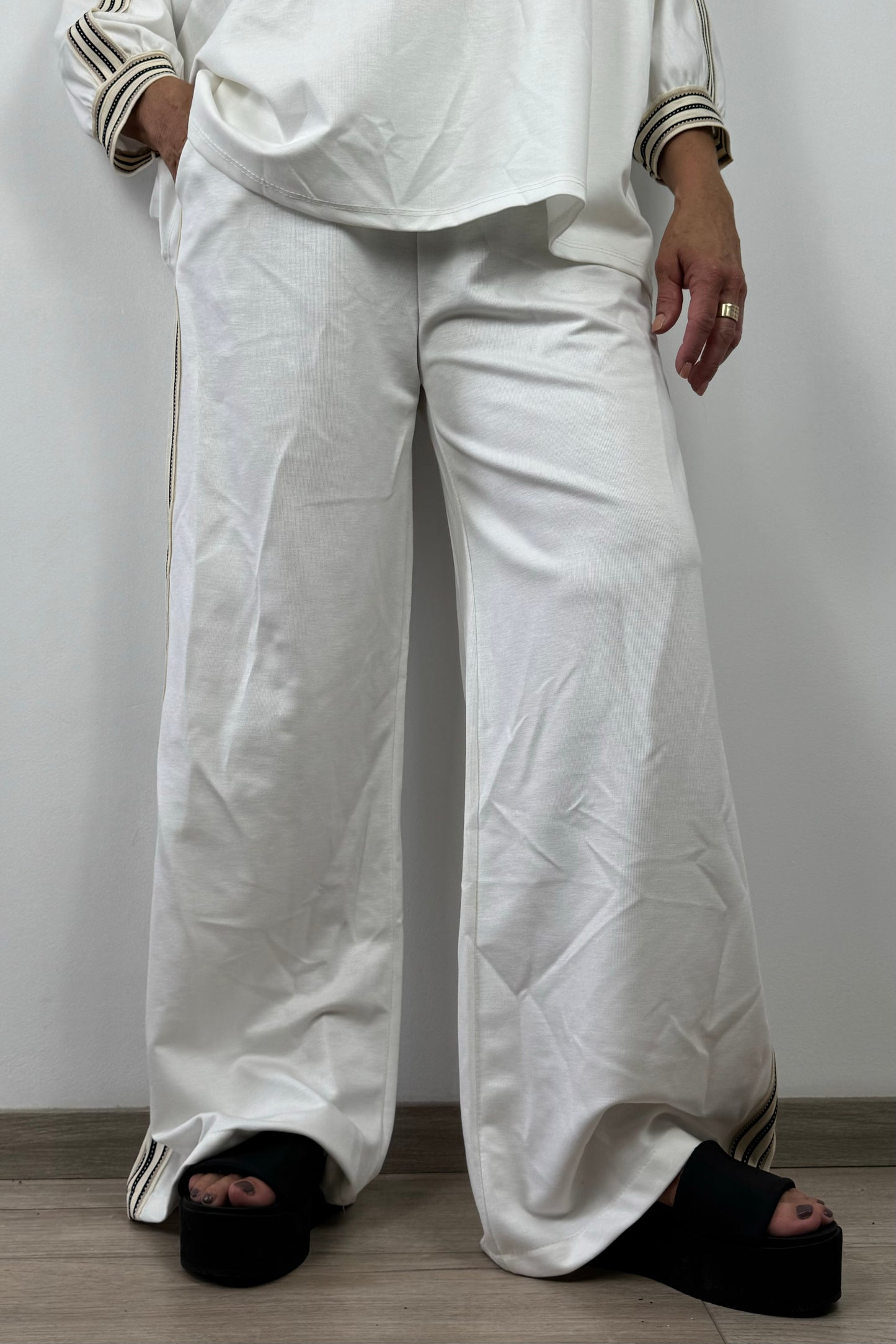Damenhose mit weitem Schnitt – Seitenstreifen & elastischer Bund