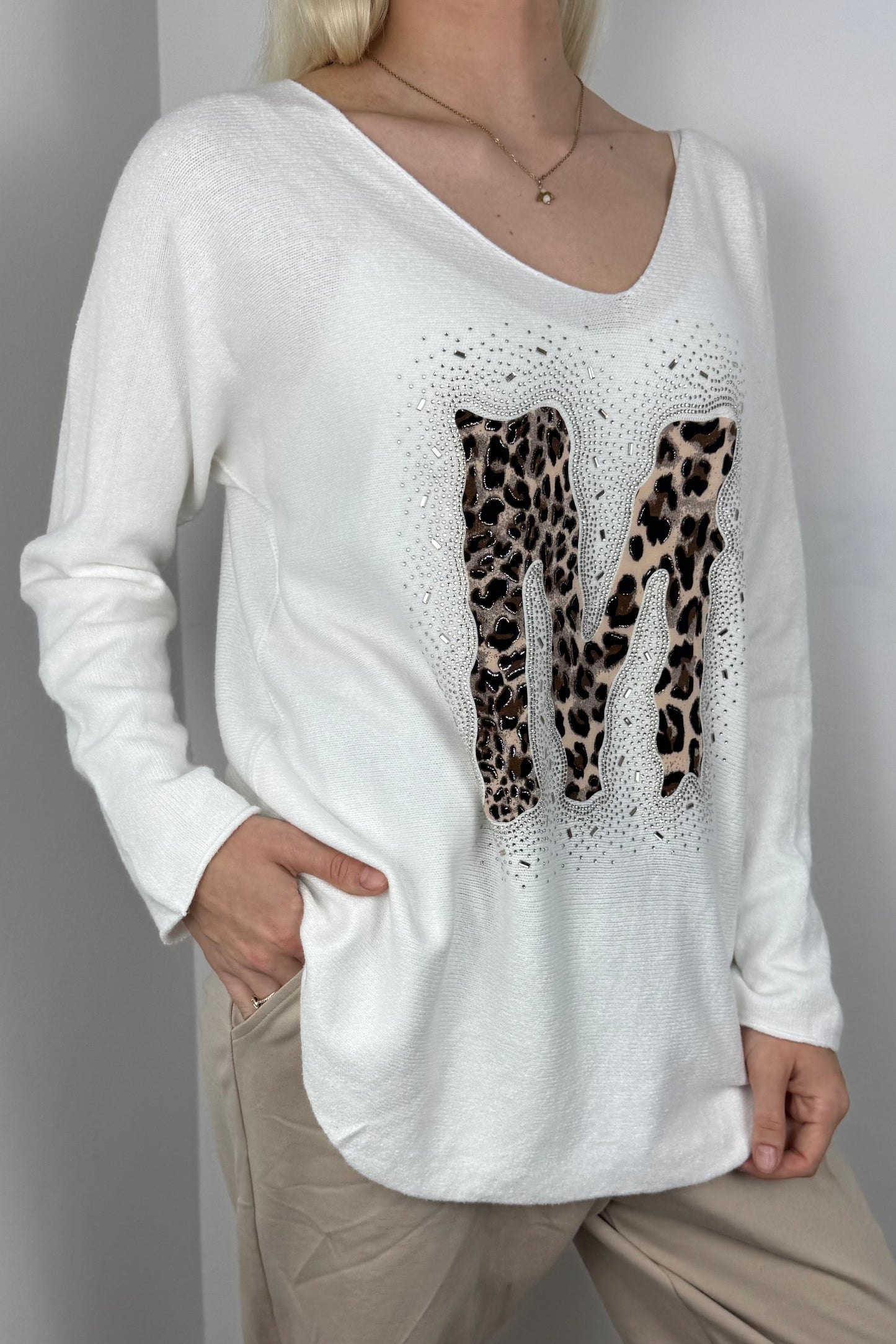 Langarmshirt mit Strass-Detail und M-Applikation-Weiß