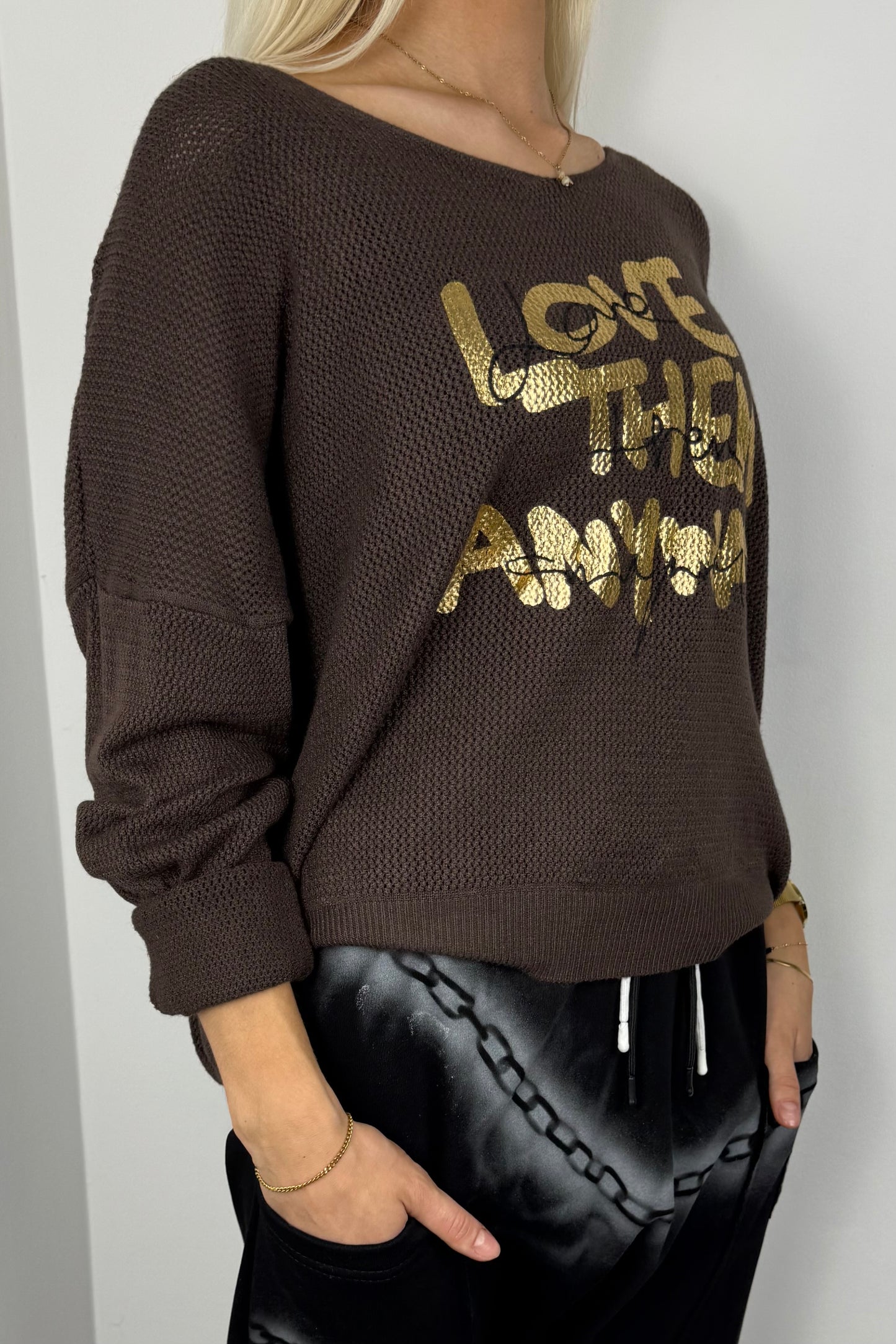 Damen Shirt mit Glitzer-Schriftzug „Love Them Anyway“ –Choco
