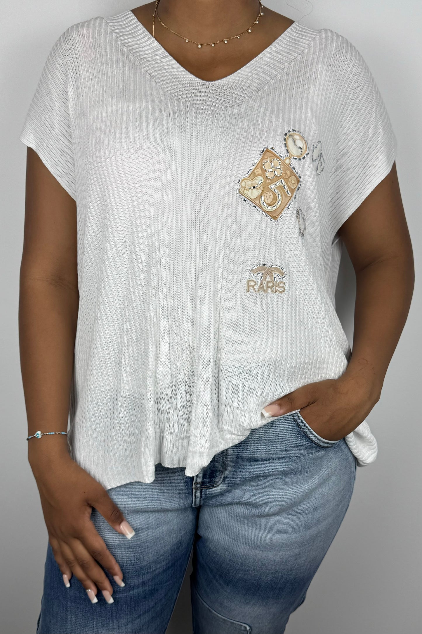 Rippstrick-Shirt mit Glitzerapplikationen und V-Ausschnitt