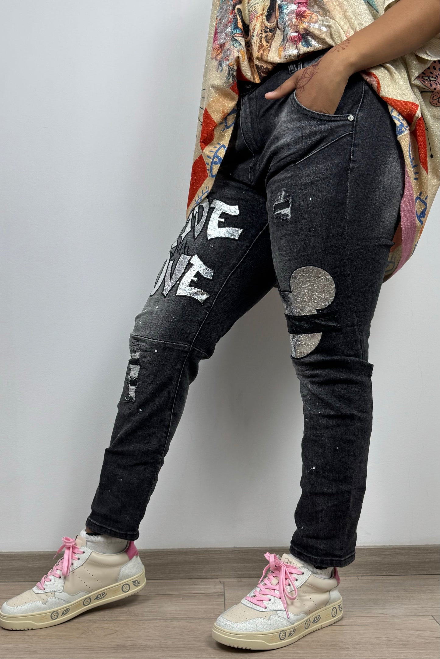 Baggy-Jeans mit Glanzschrift „Made with Love“ und Metallic-Details