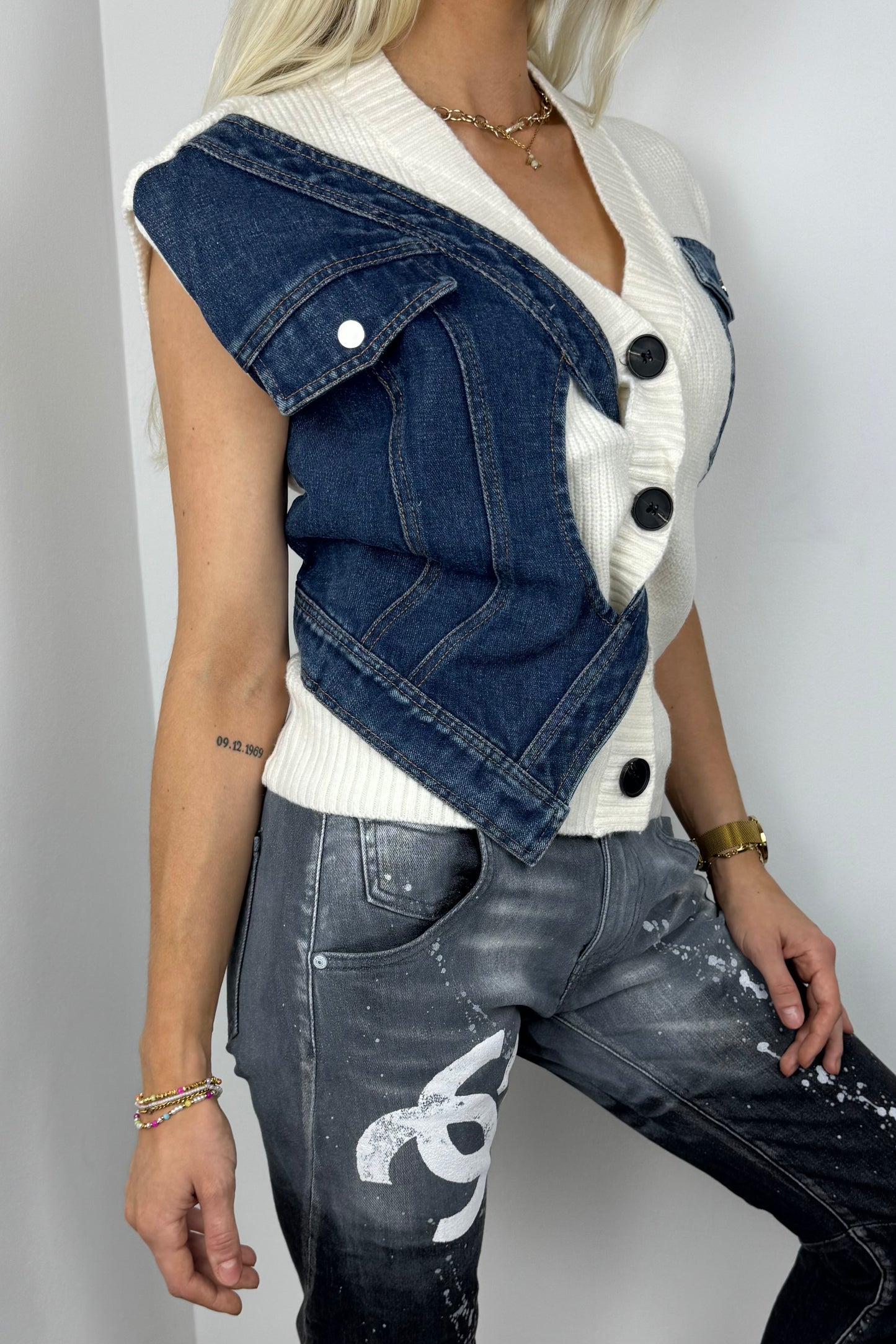 Strickweste im Denim-Design – Asymmetrischer Hingucker-Weiß