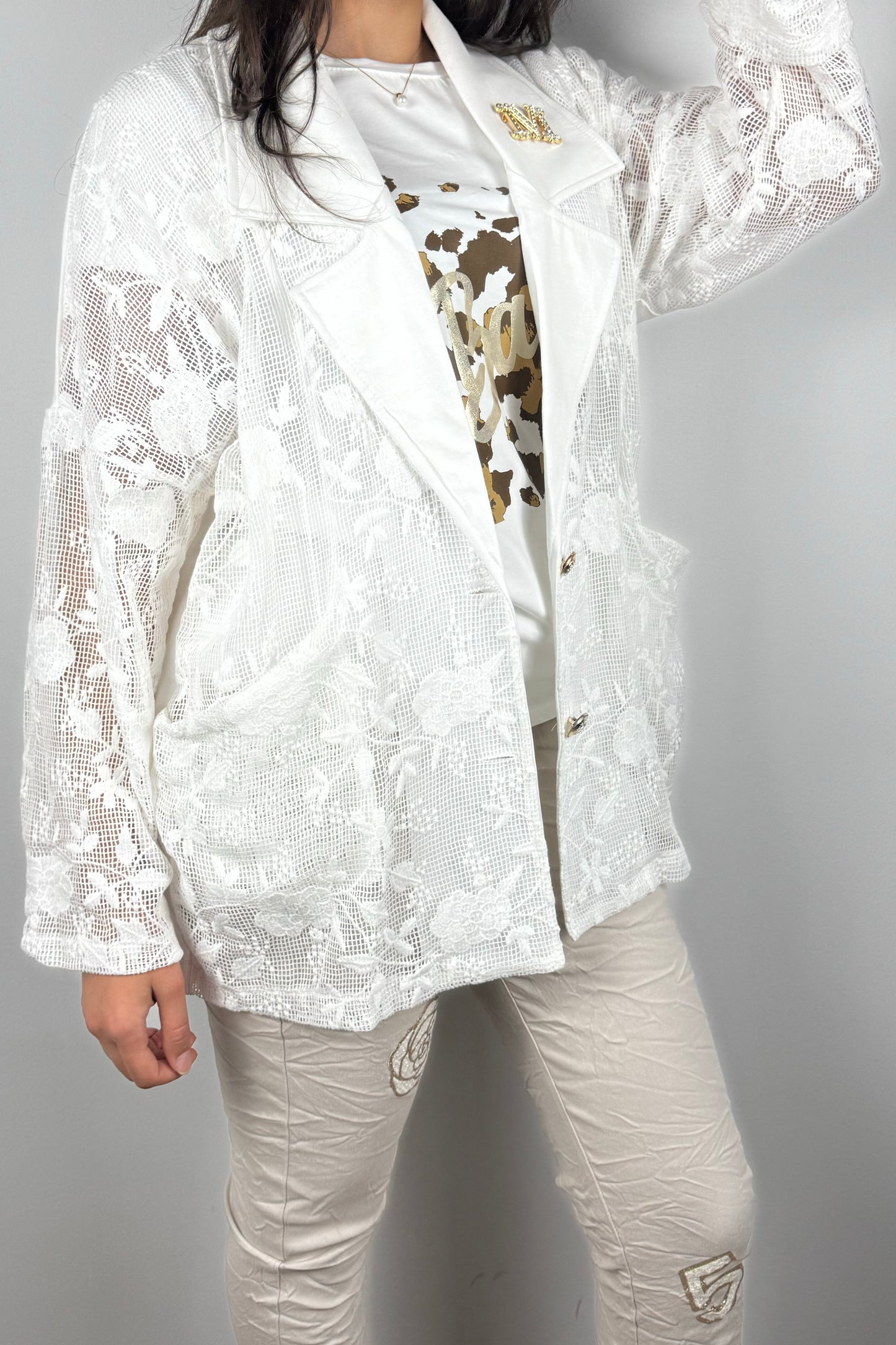 Blazer aus Spitze mit Zierbrosche „M“ und Knöpfen