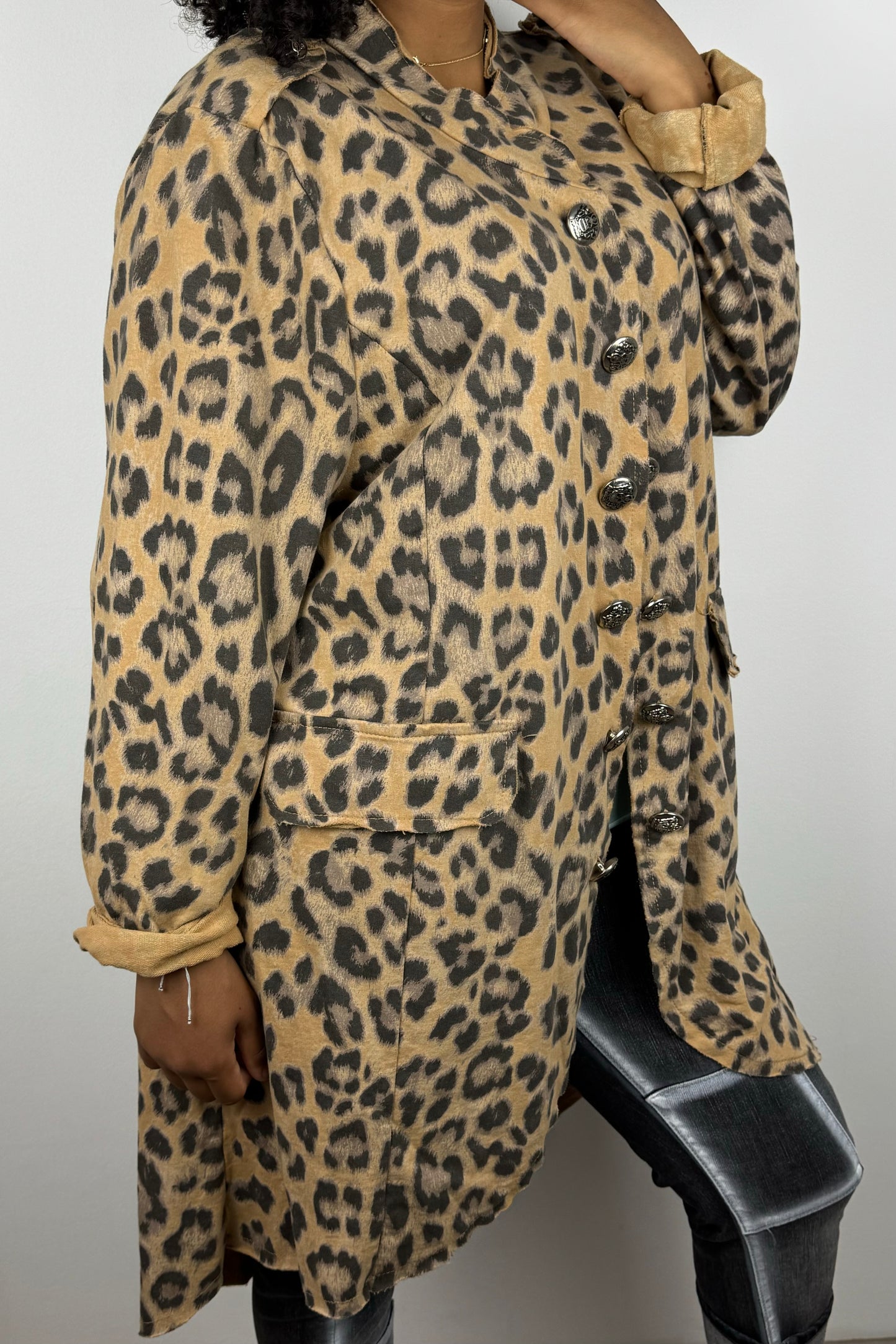Animalprint-Longjacke mit Knopfleiste und Zierdetails