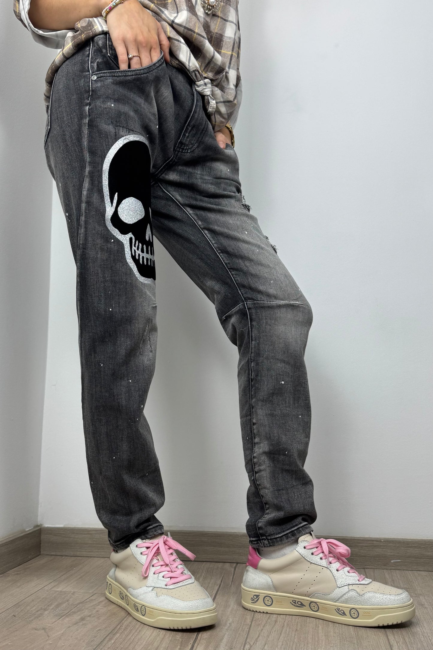 Stylische Jeans mit Totenkopf-Detail – Urban Street Look-Grey