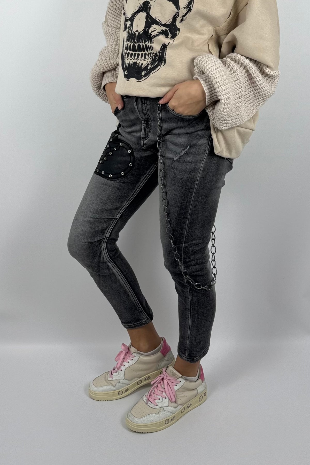 Damen-Jeans mit Herzapplikation und Zierkette