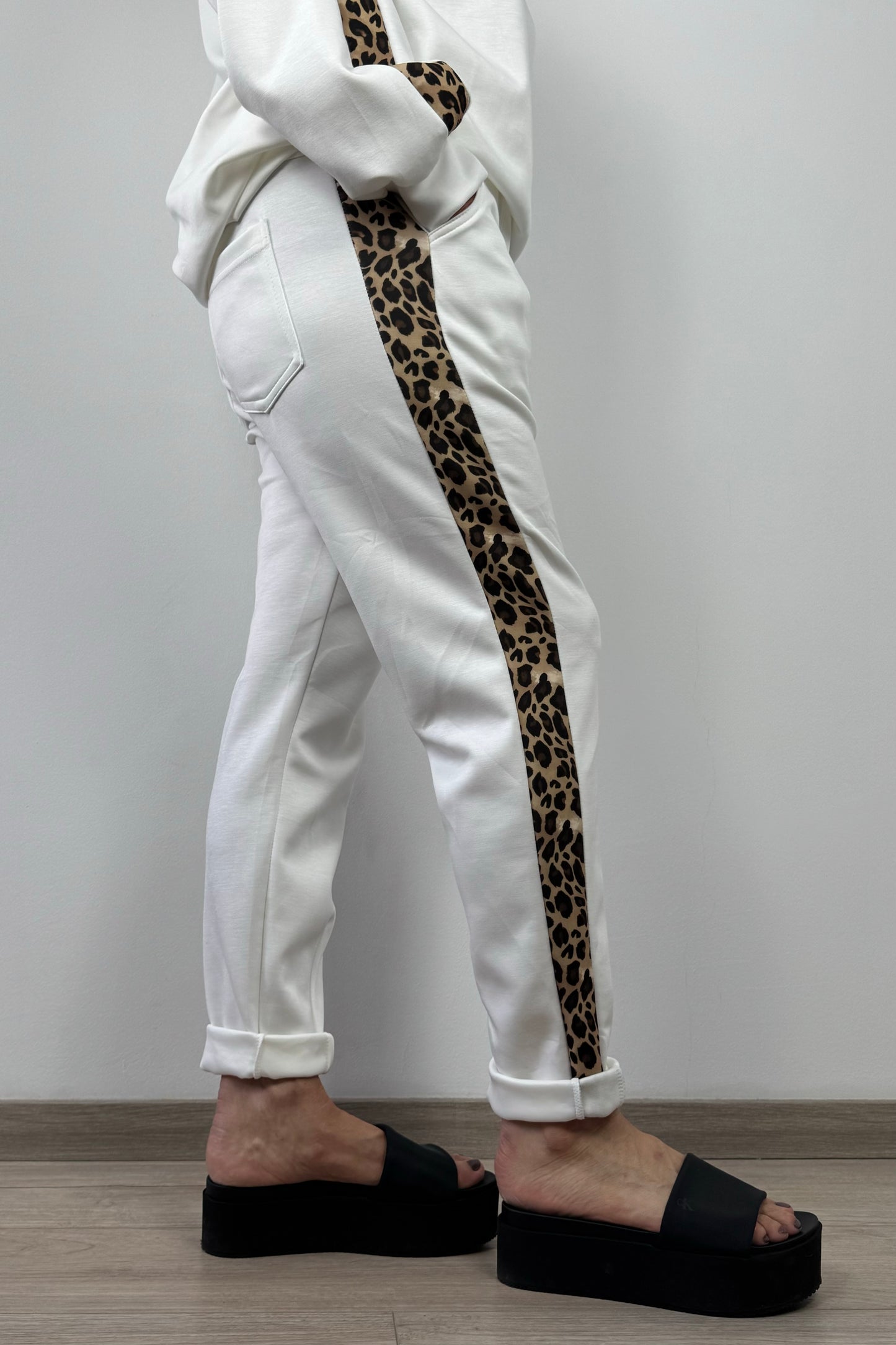Jogpants mit Animal-Print-Seitenstreifen und Tunnelzugbund