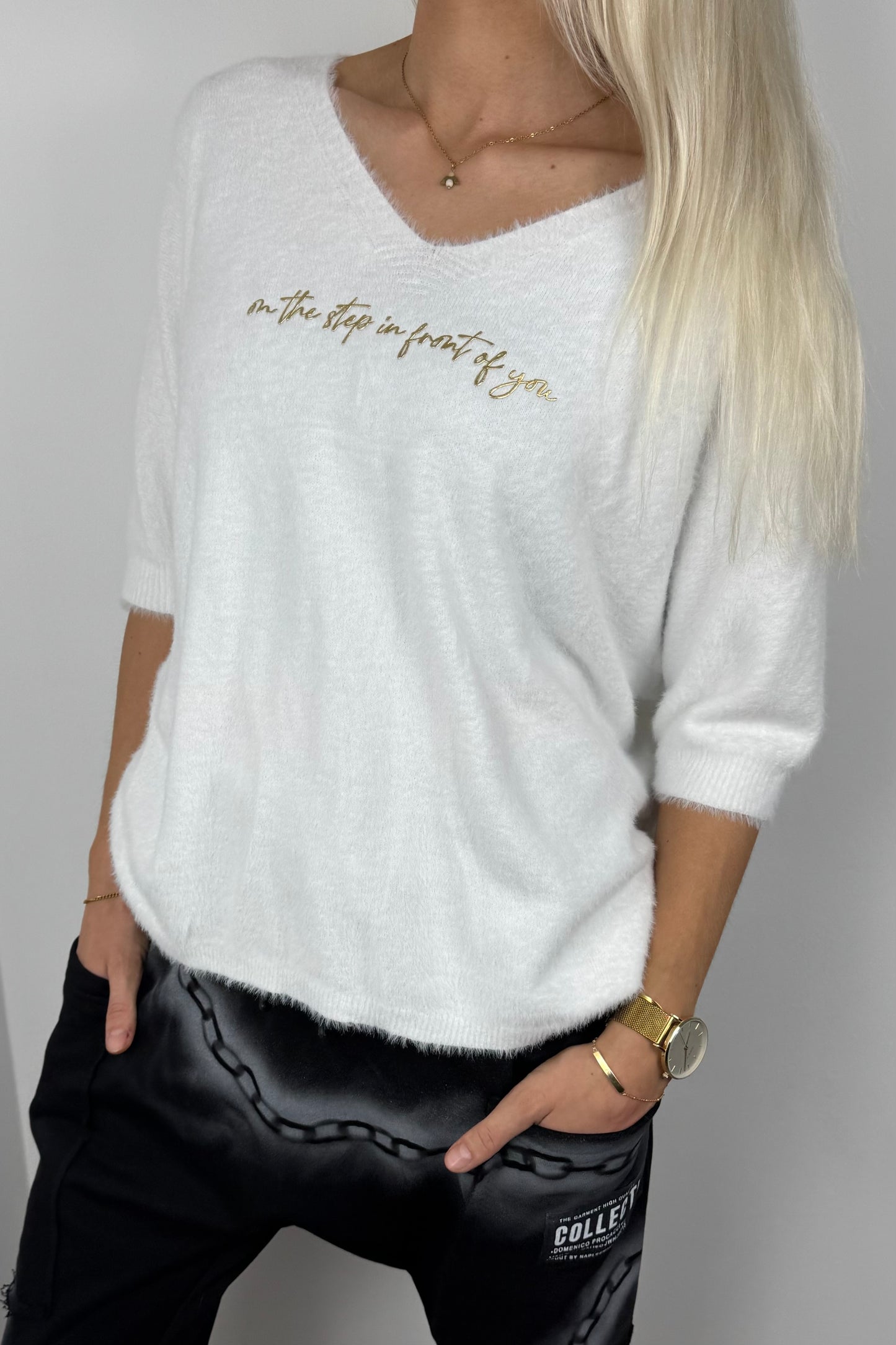 Shirt mit V-Ausschnitt und Stickerei –Weiß
