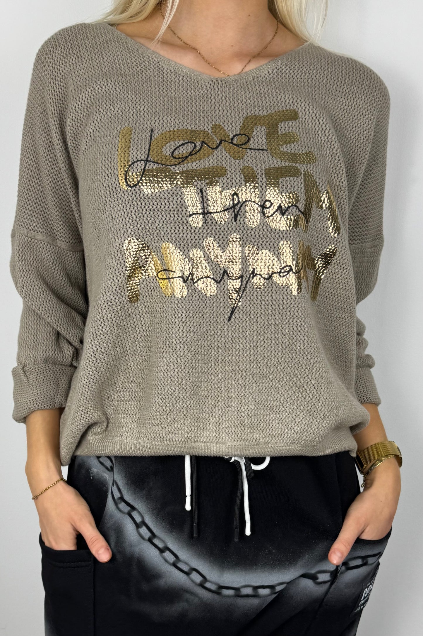 Damen Shirt mit Glitzer-Schriftzug „Love Them Anyway“ – Mud