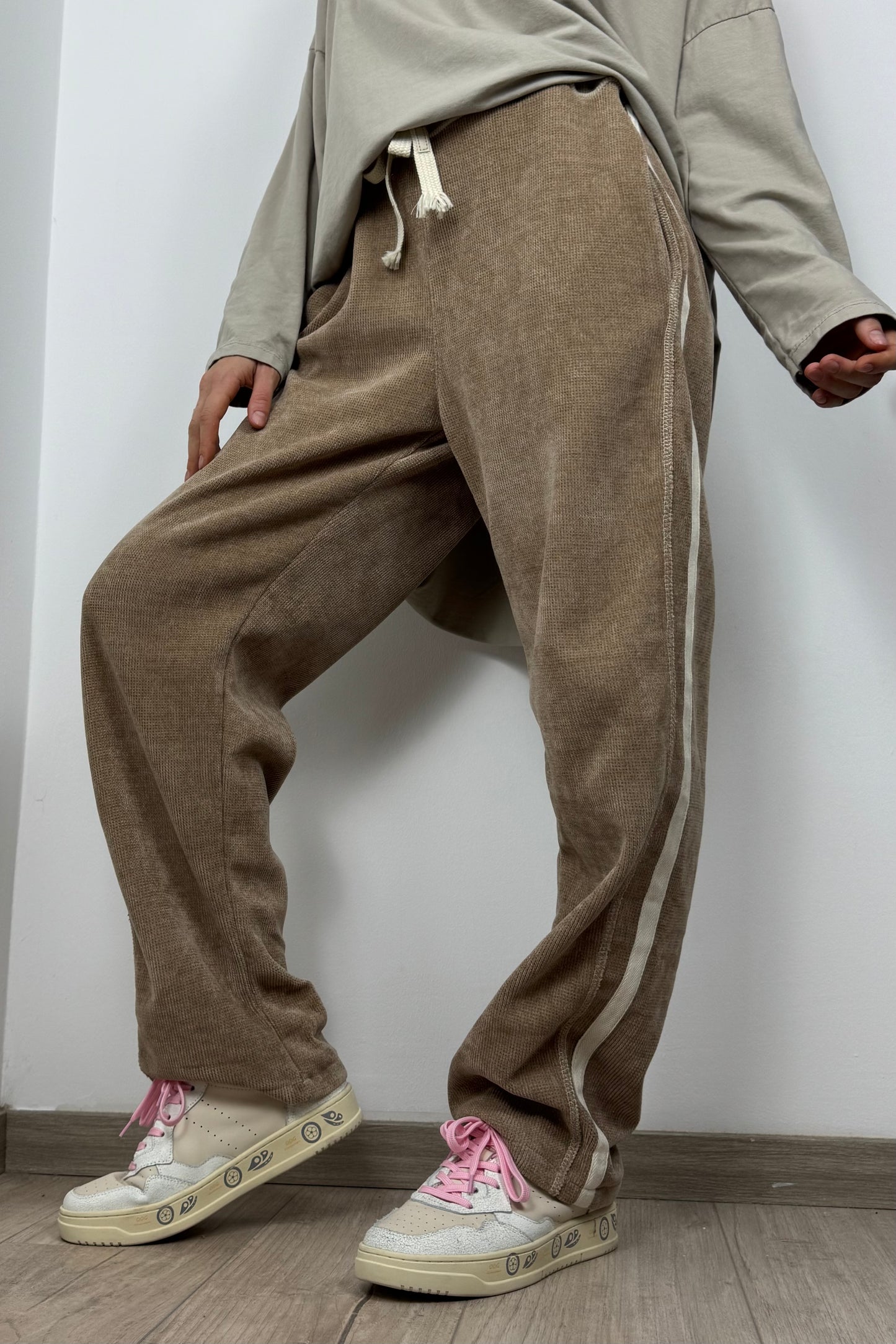Bequeme Damenhose mit Seitendetails und Bindeband-Cammel
