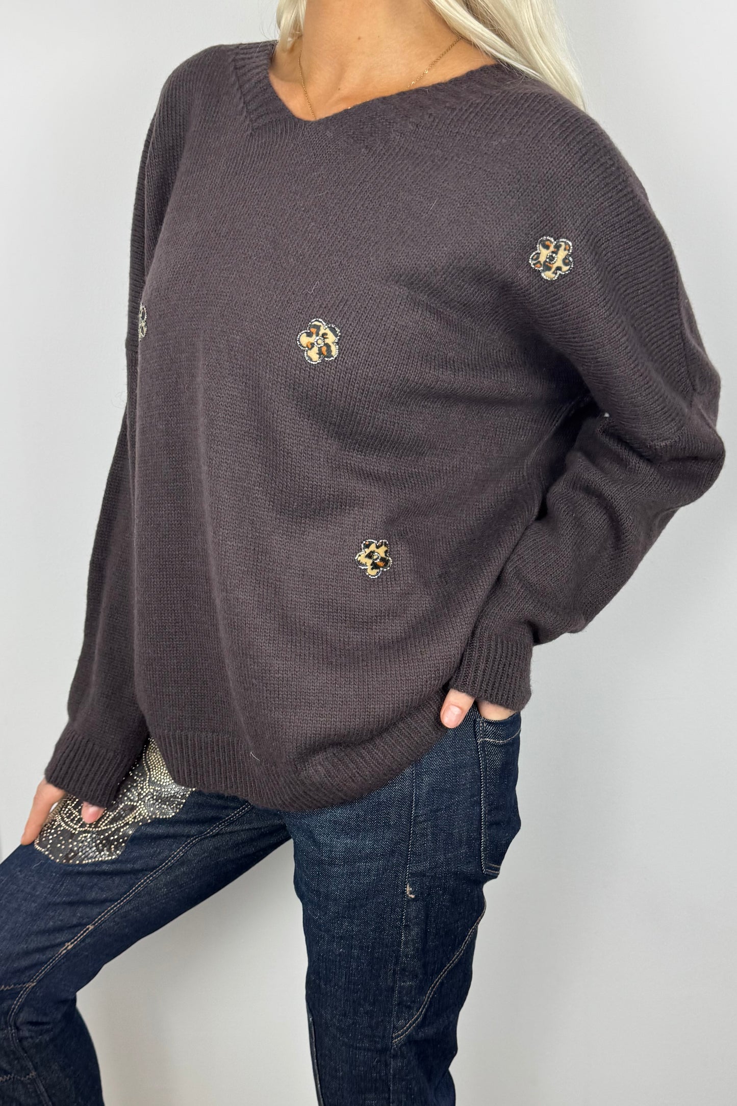 Strickshirt mit Blumen-Details-Choco