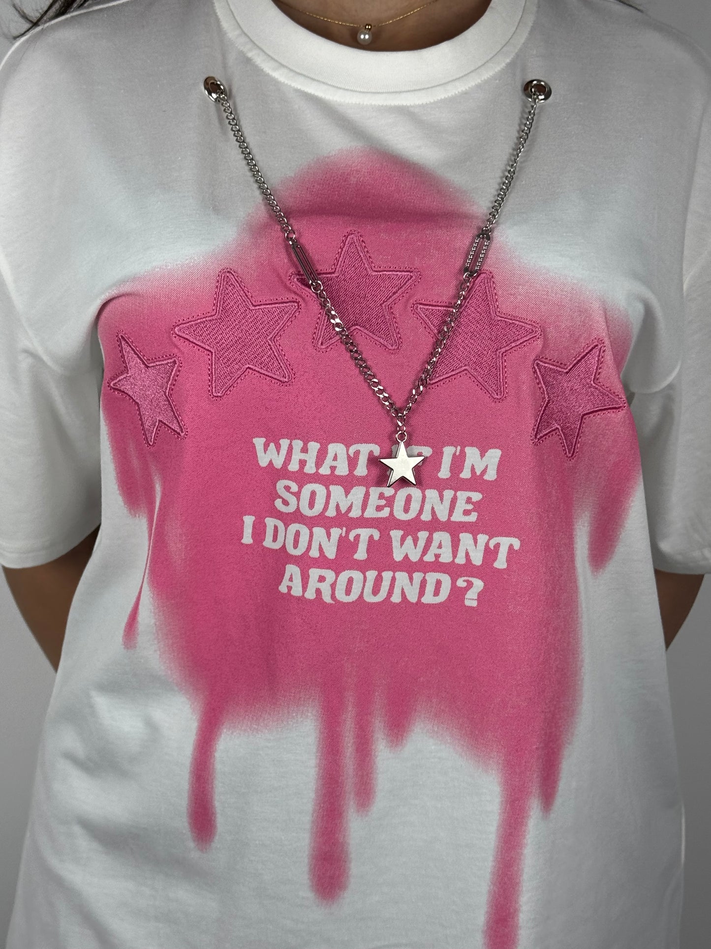 Oversize Statement-T-Shirt mit Kette – „What if I’m someone…?“