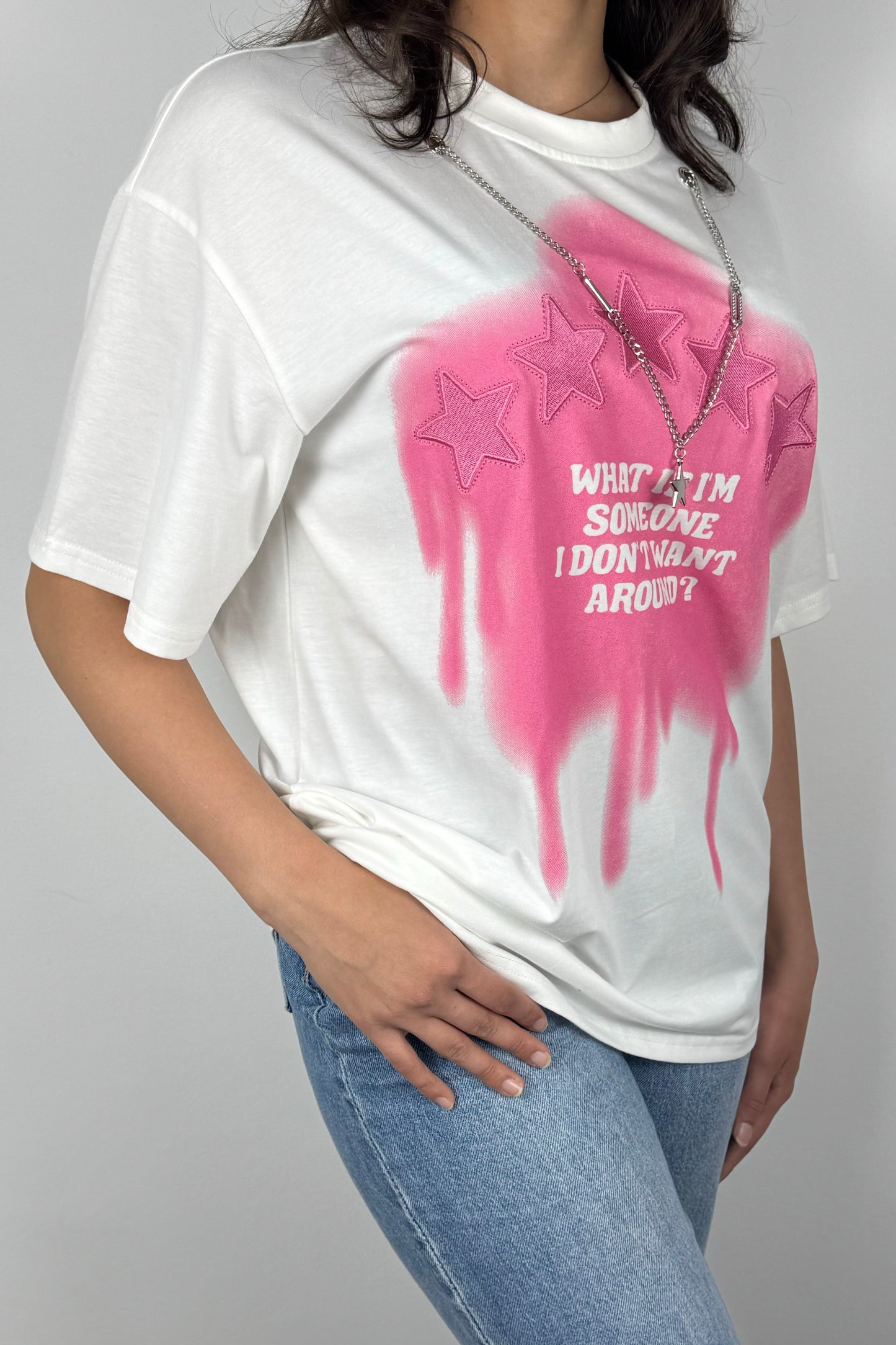 Oversize Statement-T-Shirt mit Kette – „What if I’m someone…?“