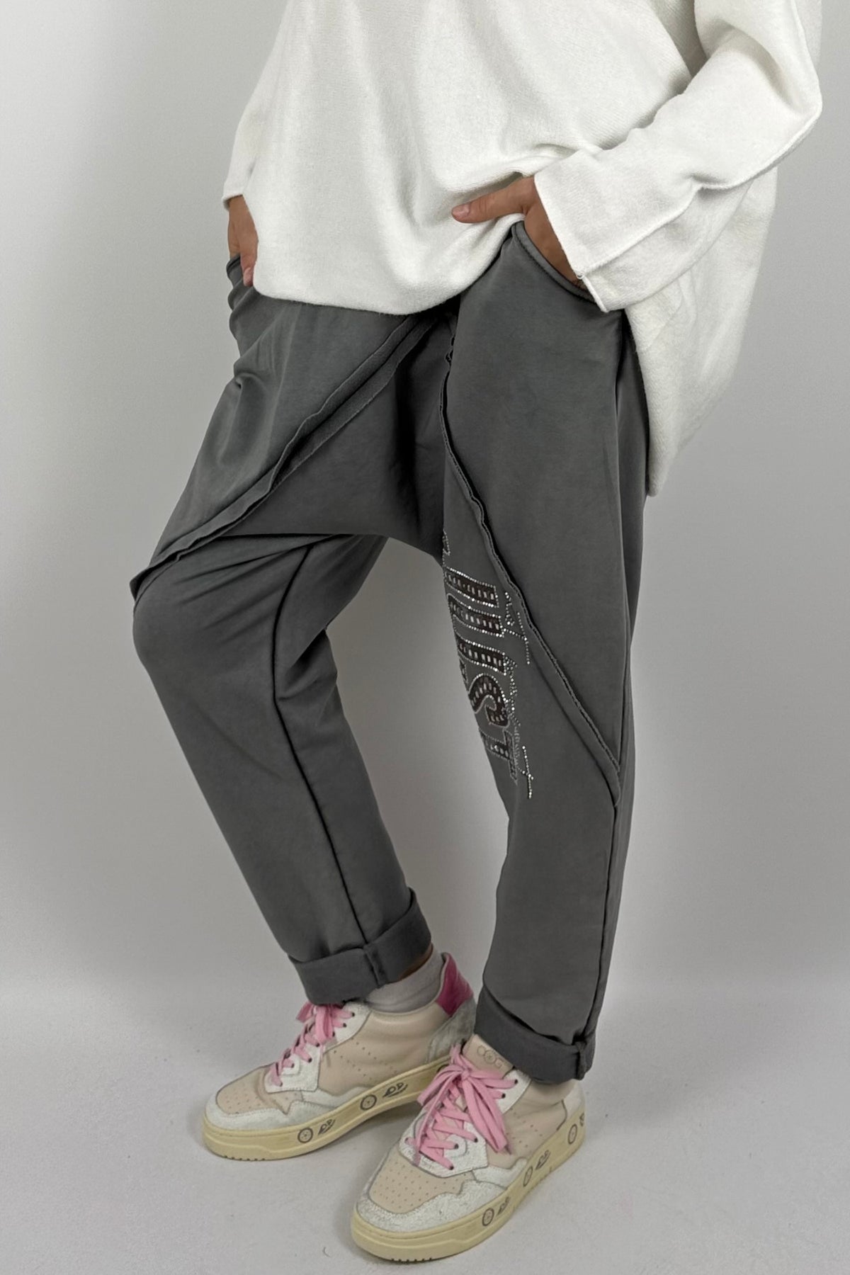 Lässige Baggy-Hose mit „JUST“-Detail – grau