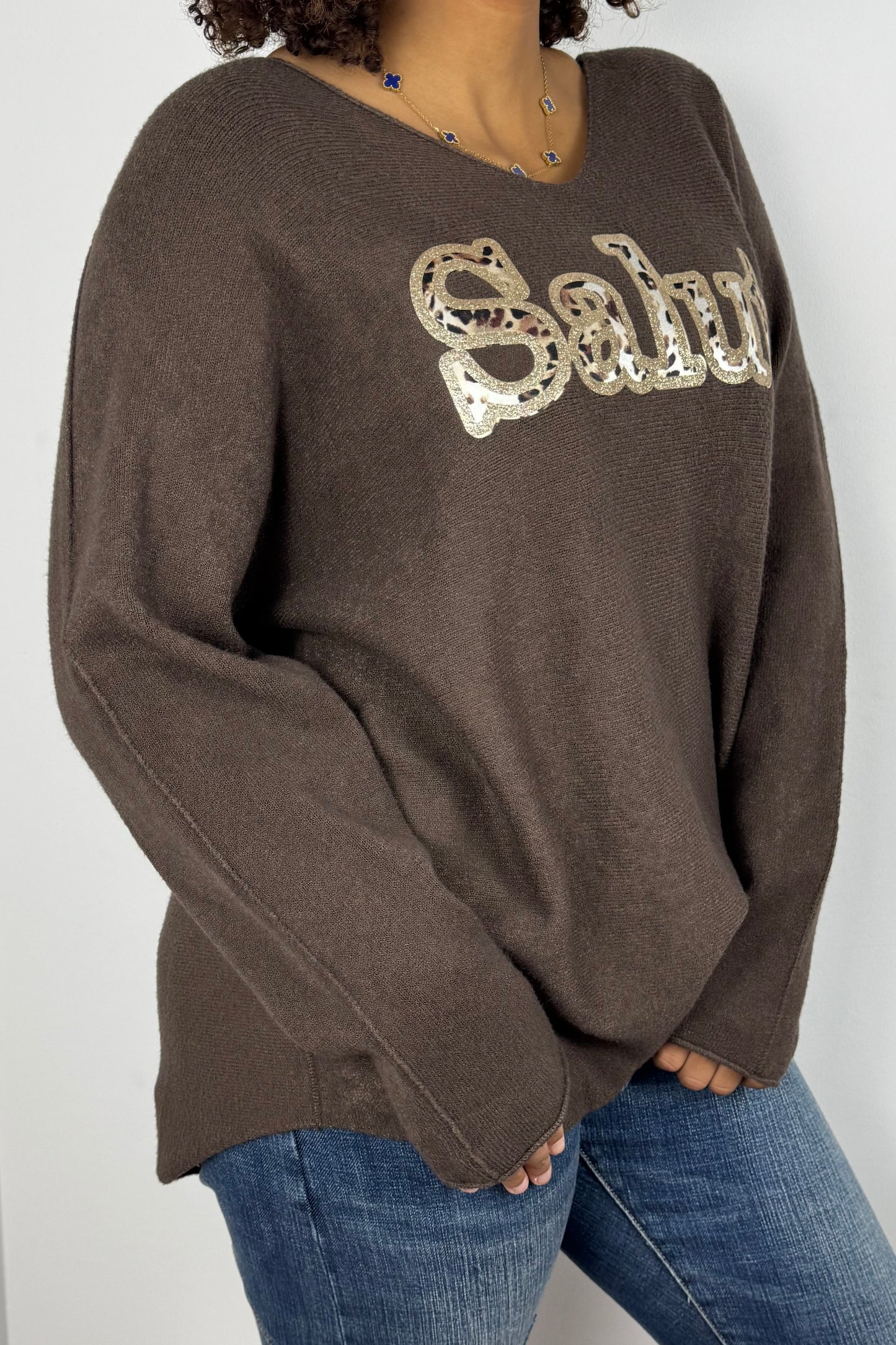 Strickshirt mit Schriftzug „Salut!“ –Choco