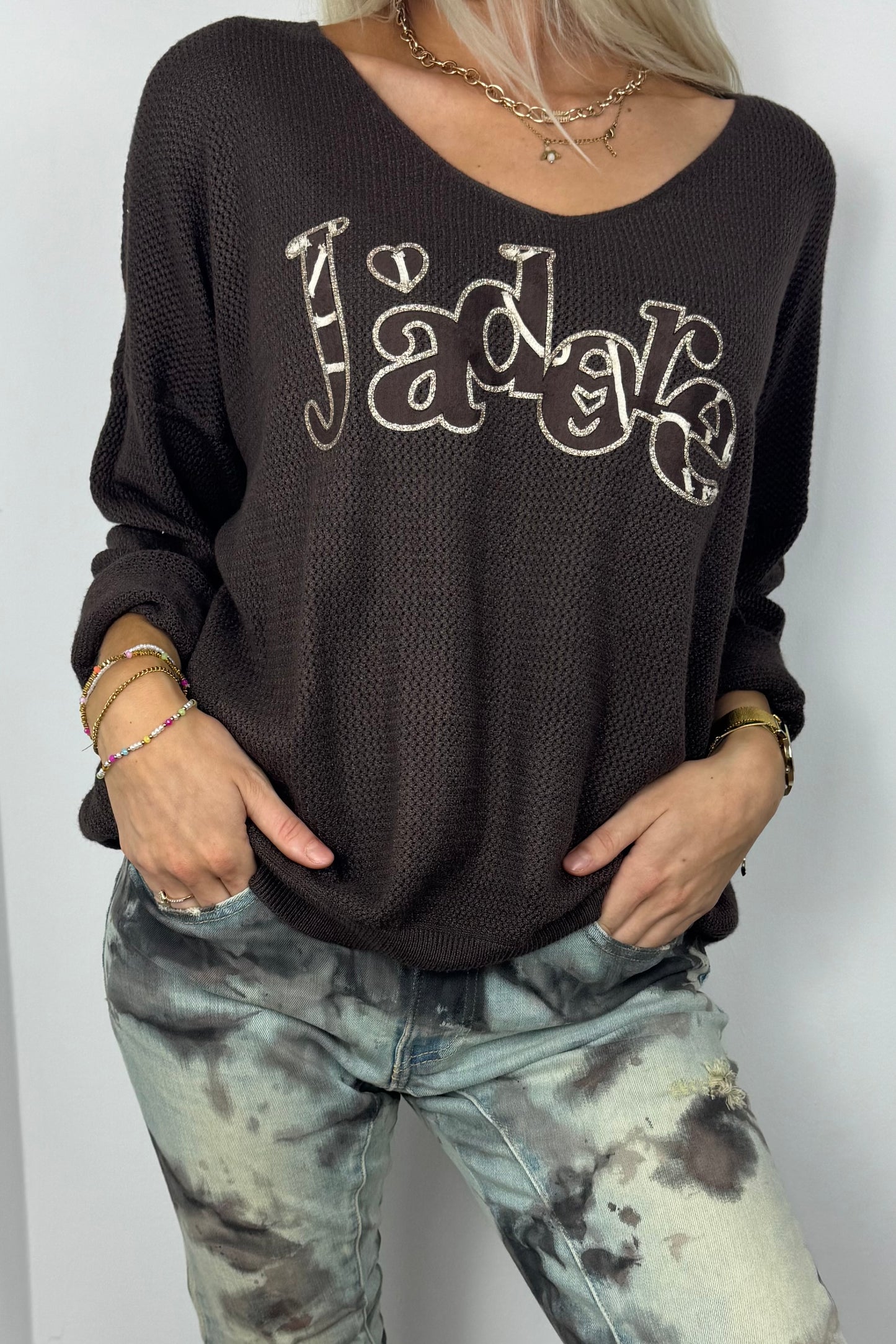 Lockerer Strickpullover mit „J’adore“-Schriftzug-Choco