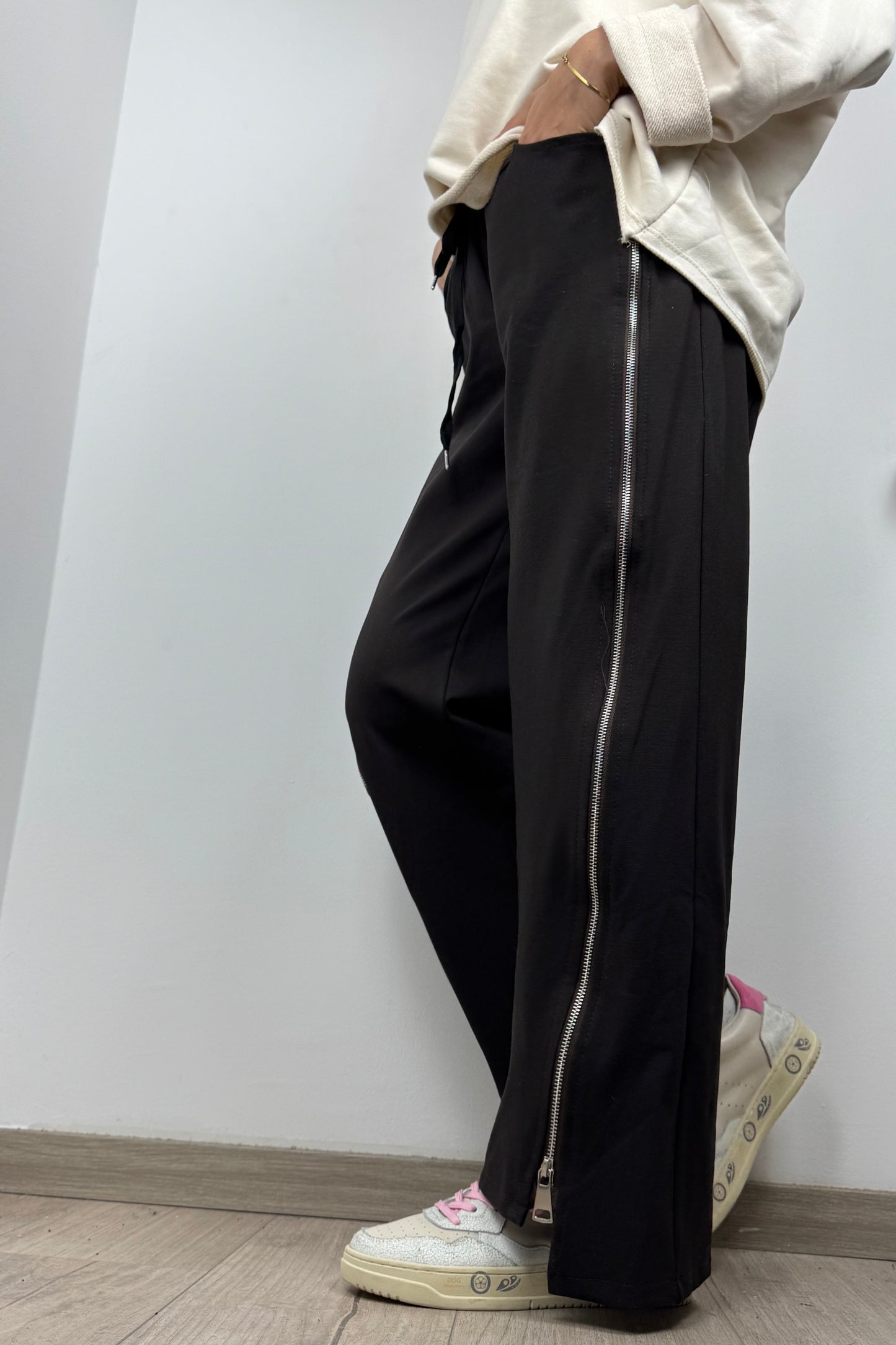 Damen Hose mit seitlichen Reißverschlüssen und elastischem Bund –Coffee