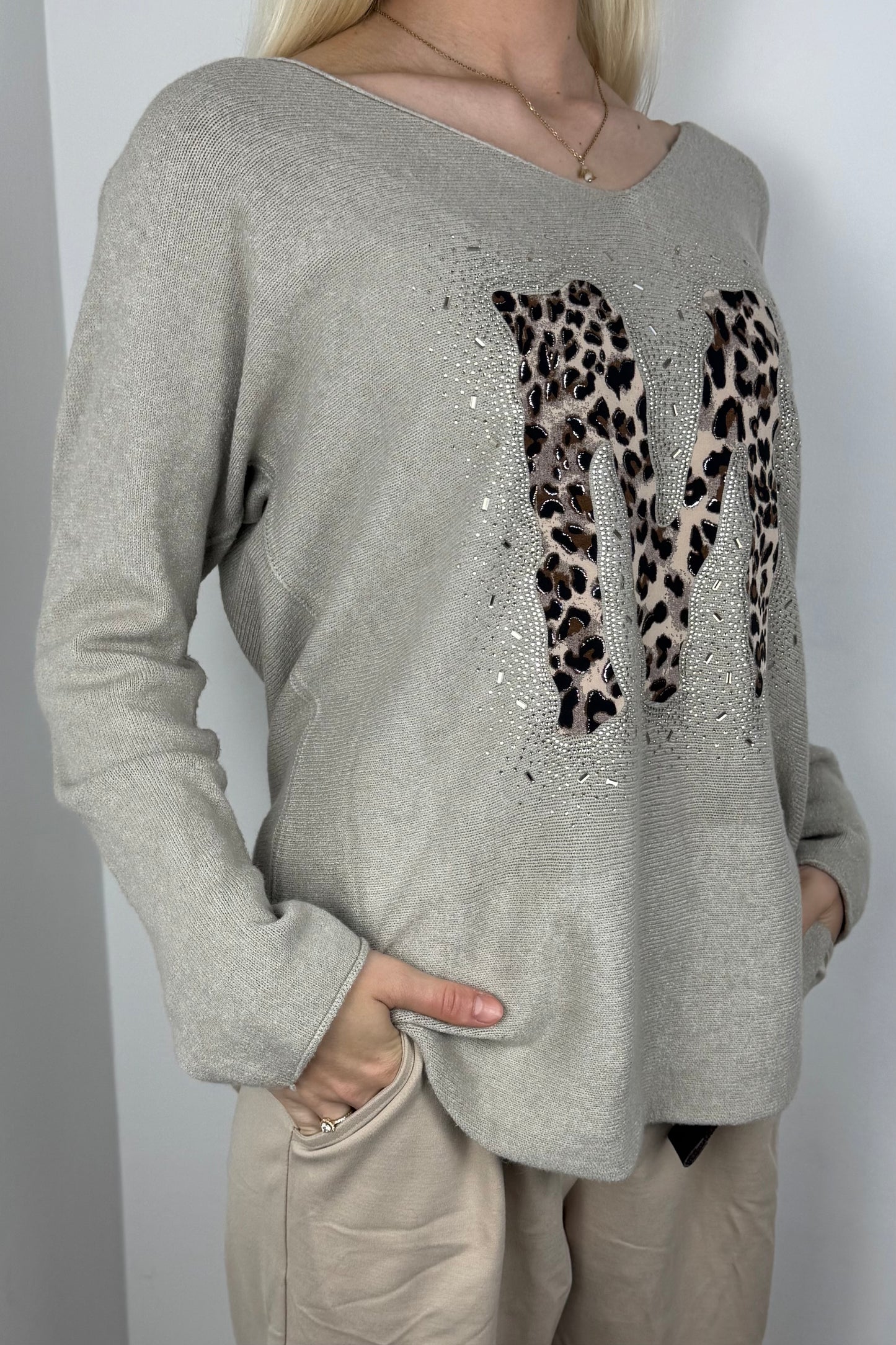 Langarmshirt mit Strass-Detail und M-Applikation-Beige