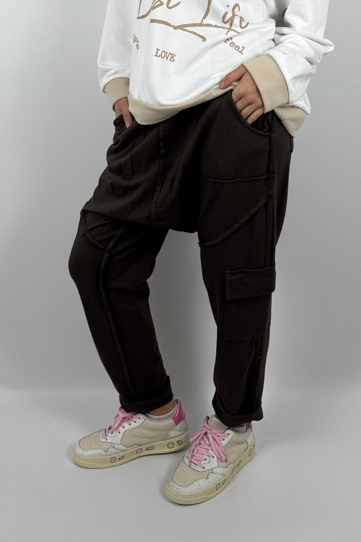 Damen-Cargohose mit tiefem Schritt und Ziernähten-Schoko