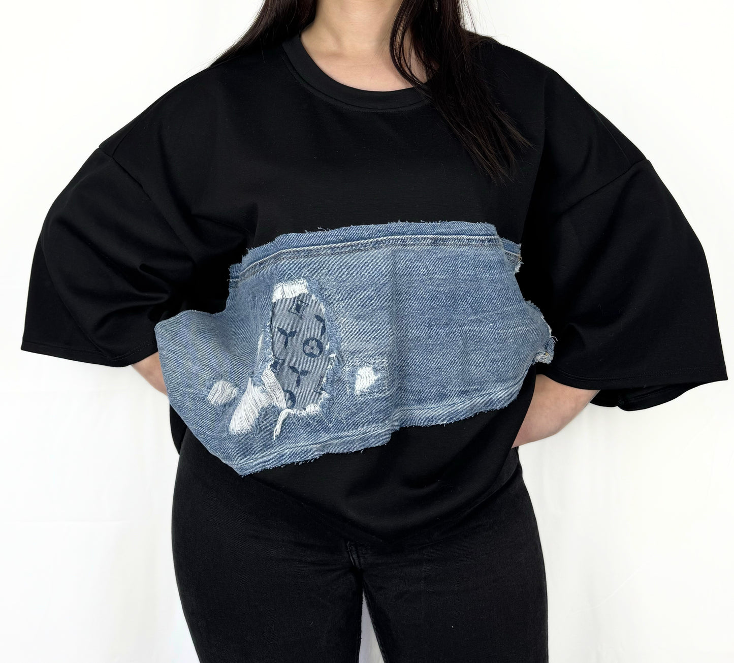 Schwarzes T-Shirt mit Jeansdetails – cooler Kontrast-Look
