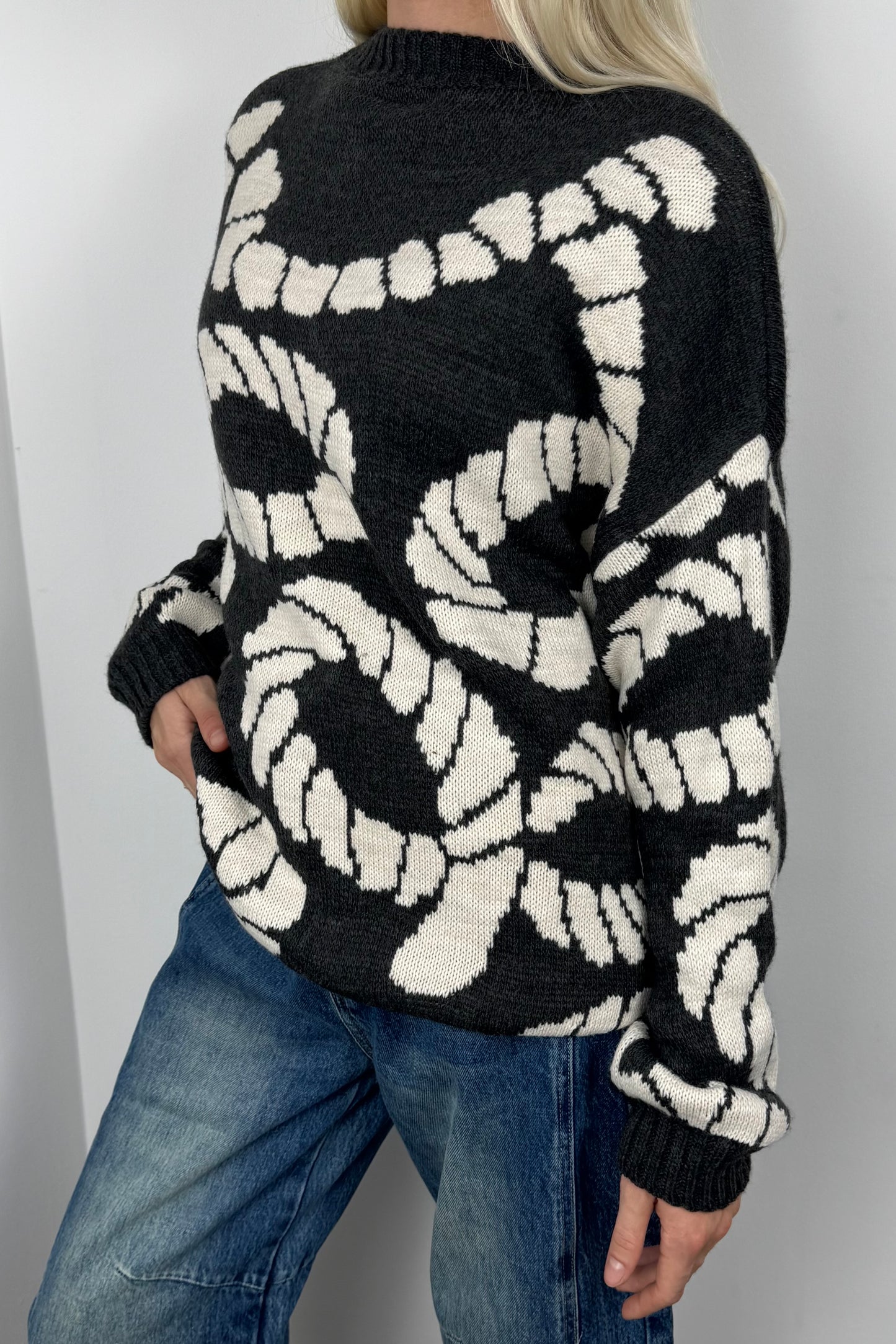 Pullover mit modernem Muster-Schwarz