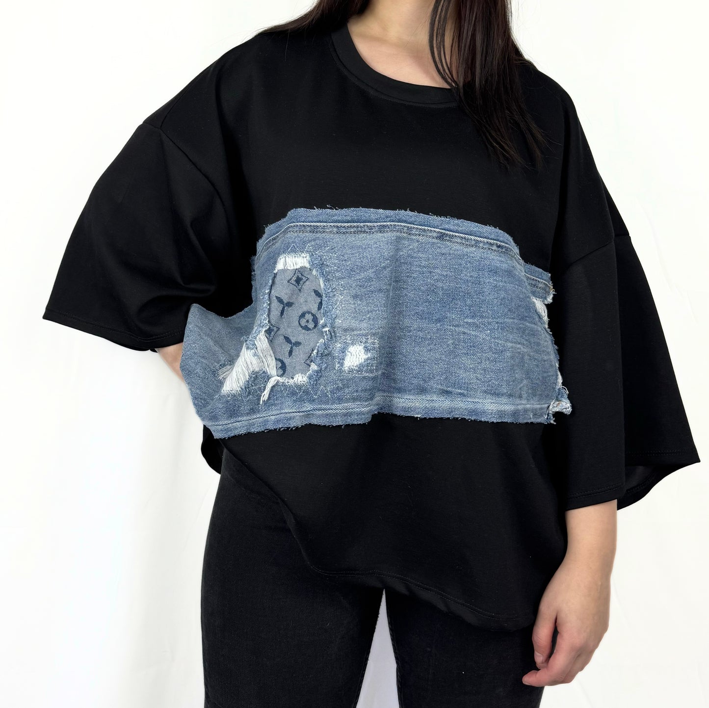Schwarzes T-Shirt mit Jeansdetails – cooler Kontrast-Look